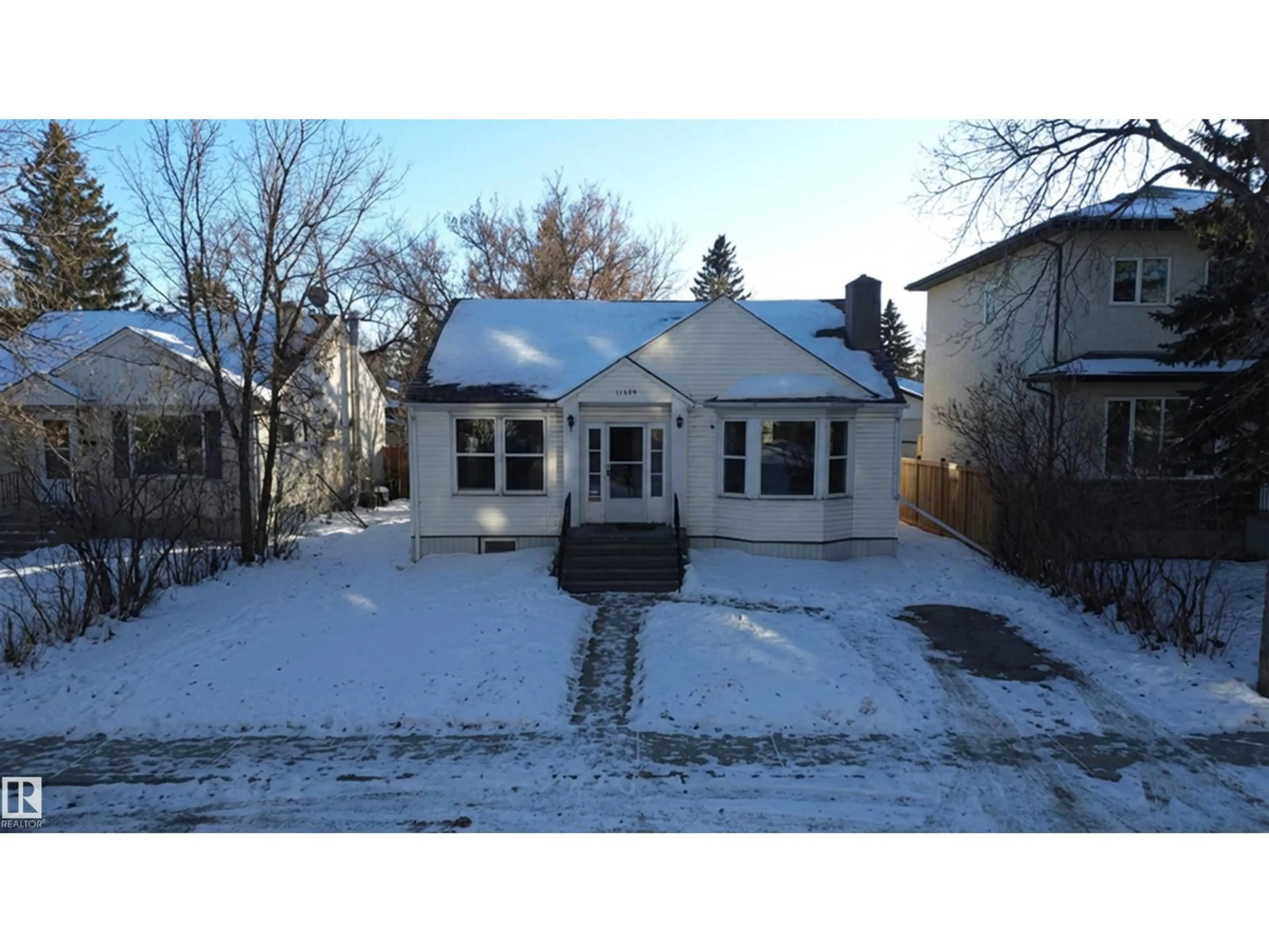 A pic from outside/outdoor area/front of a property/back of a property/a pic from drone, street for 11439 80 AV, Edmonton Alberta T6G0R6