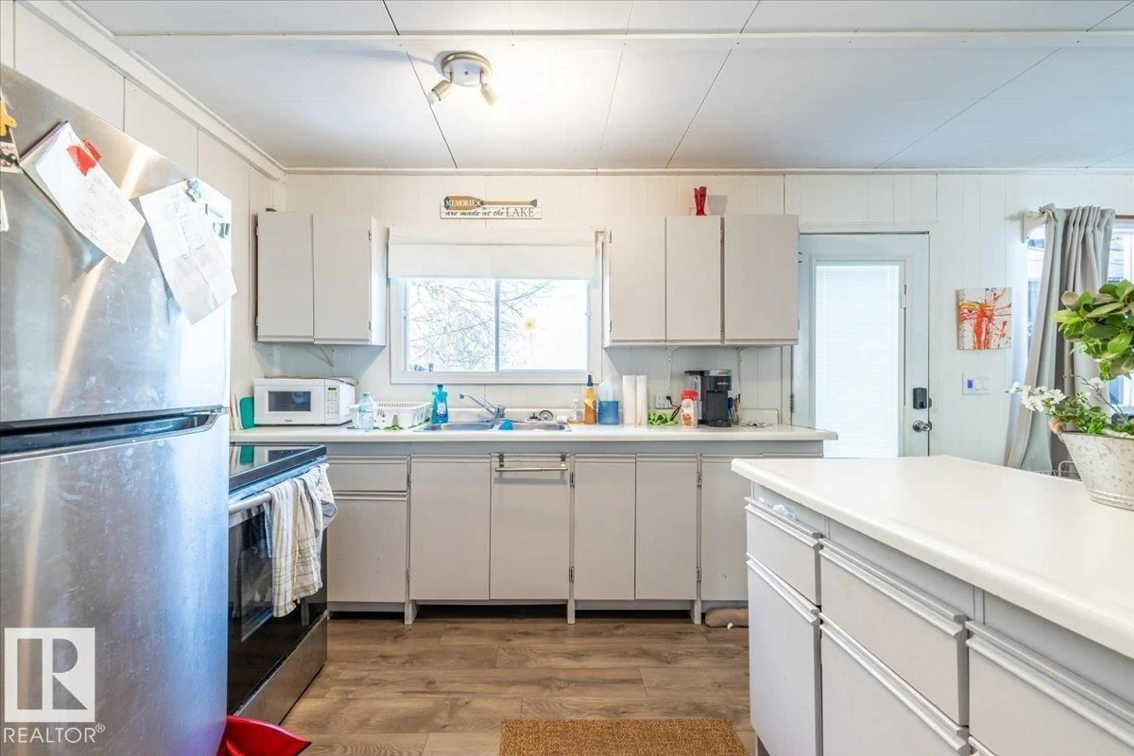 Standard kitchen, unknown for 125 POPLAR BAY DR, Rural Wetaskiwin County Alberta T0C1X0