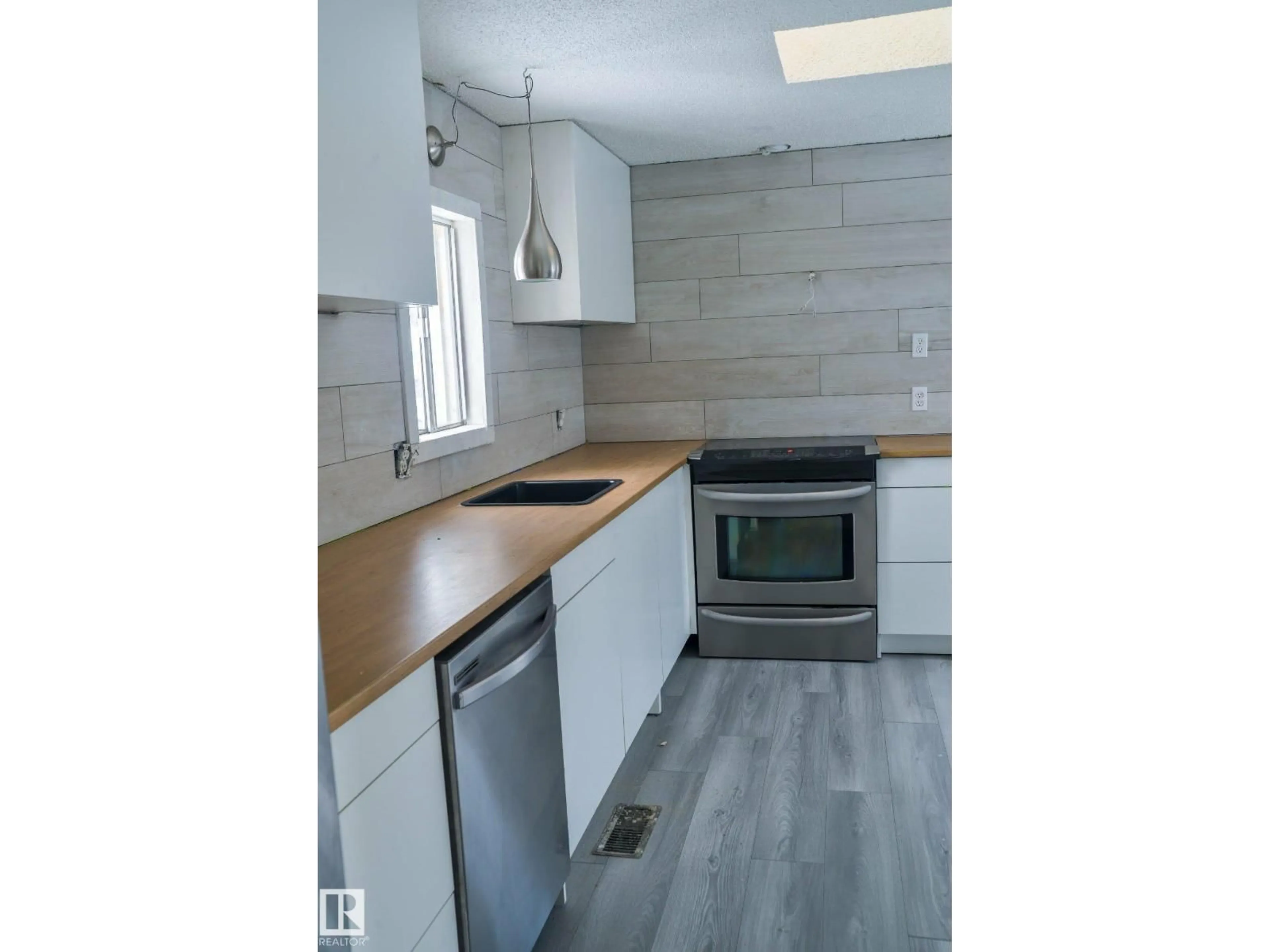Standard kitchen, wood/laminate floor for 1035 LAKELAND CR, Sherwood Park Alberta T8H1K7