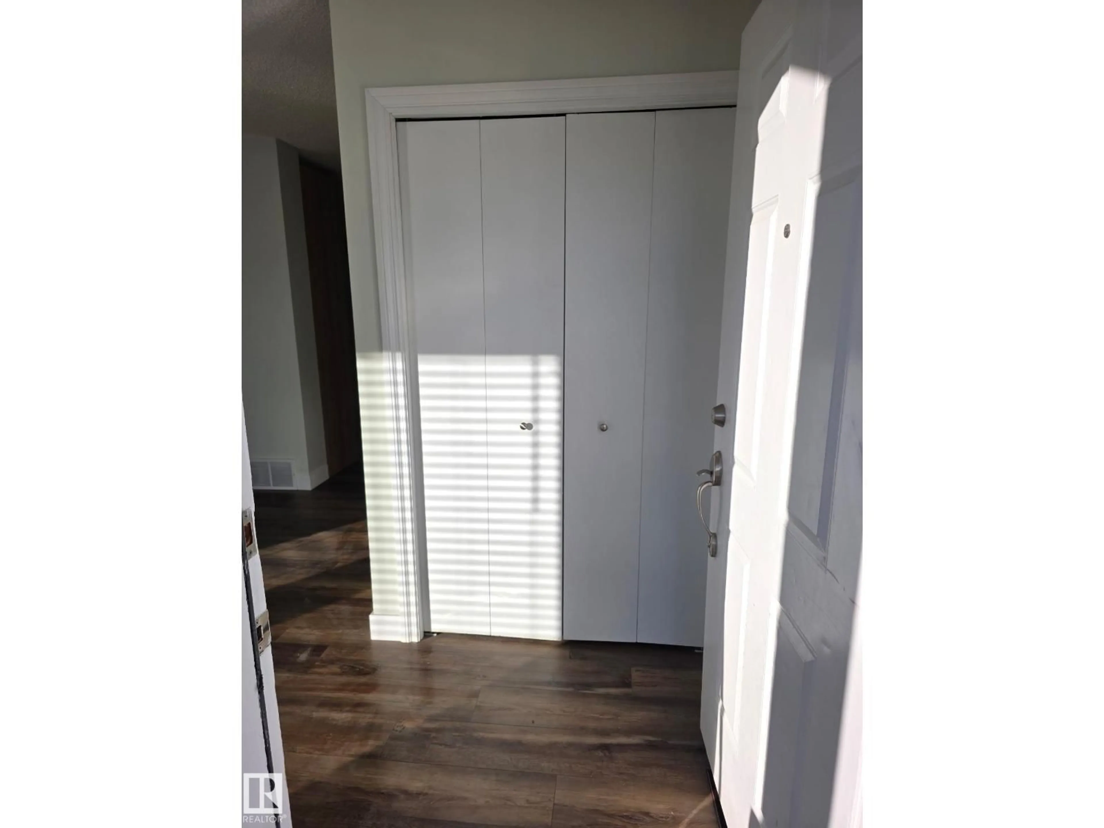 Indoor entryway for 1 - 105 ABERDEEN WY, Stony Plain Alberta T7Z1M9