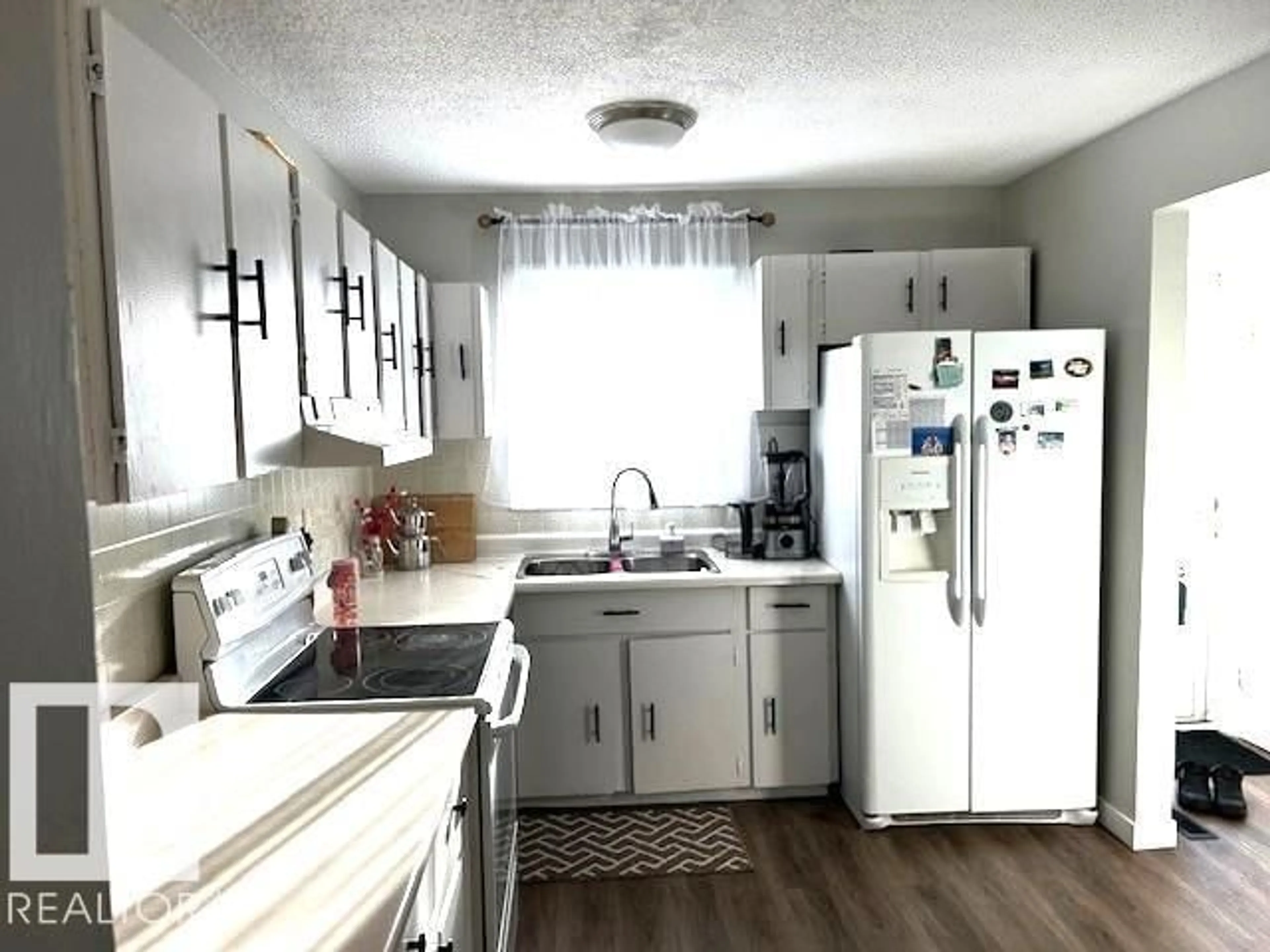 Standard kitchen, unknown for 94 BELMEAD GARDENS, Edmonton Alberta T5T1J1