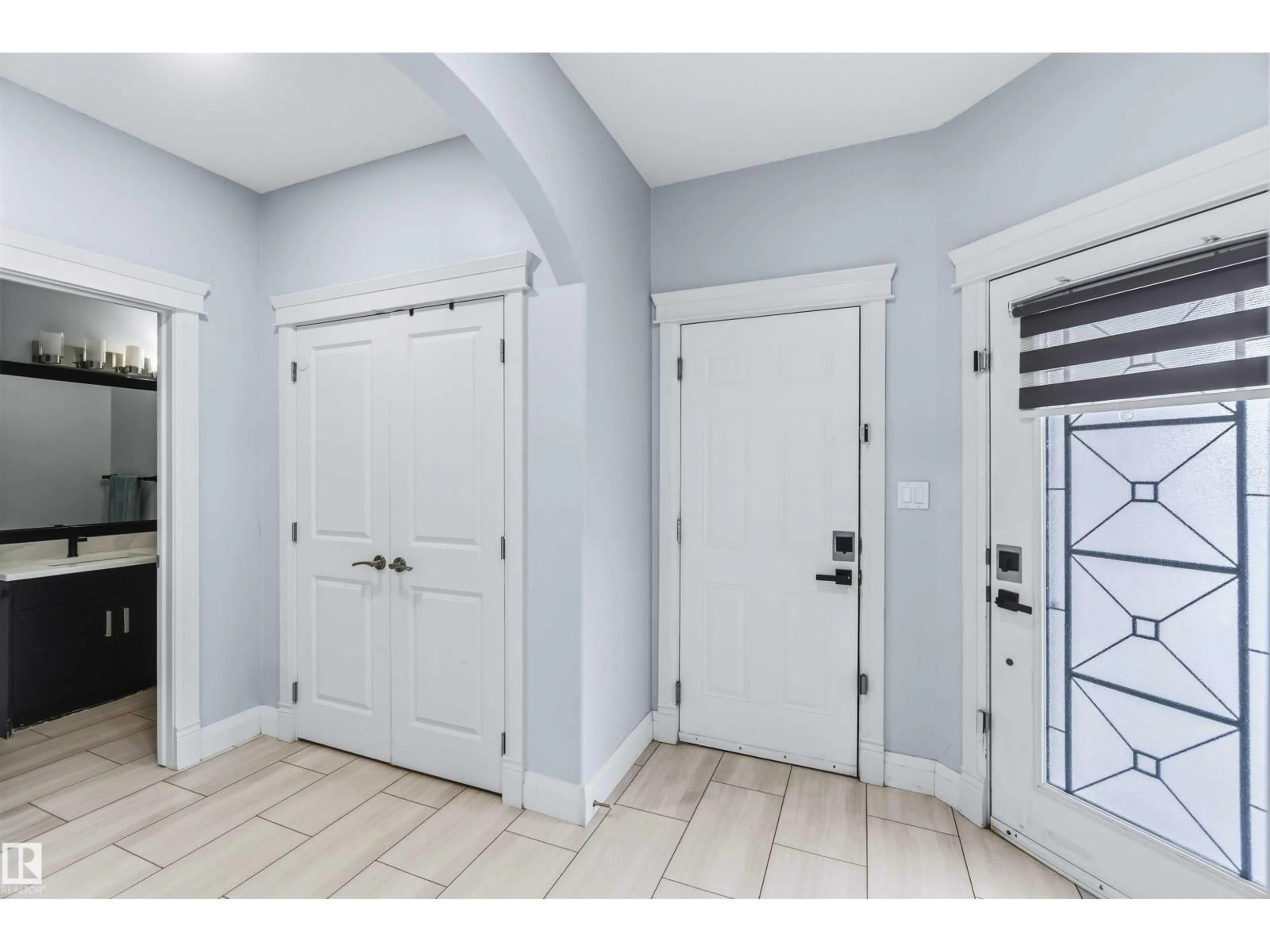 Indoor entryway for 16232 137 ST, Edmonton Alberta T6V0J7