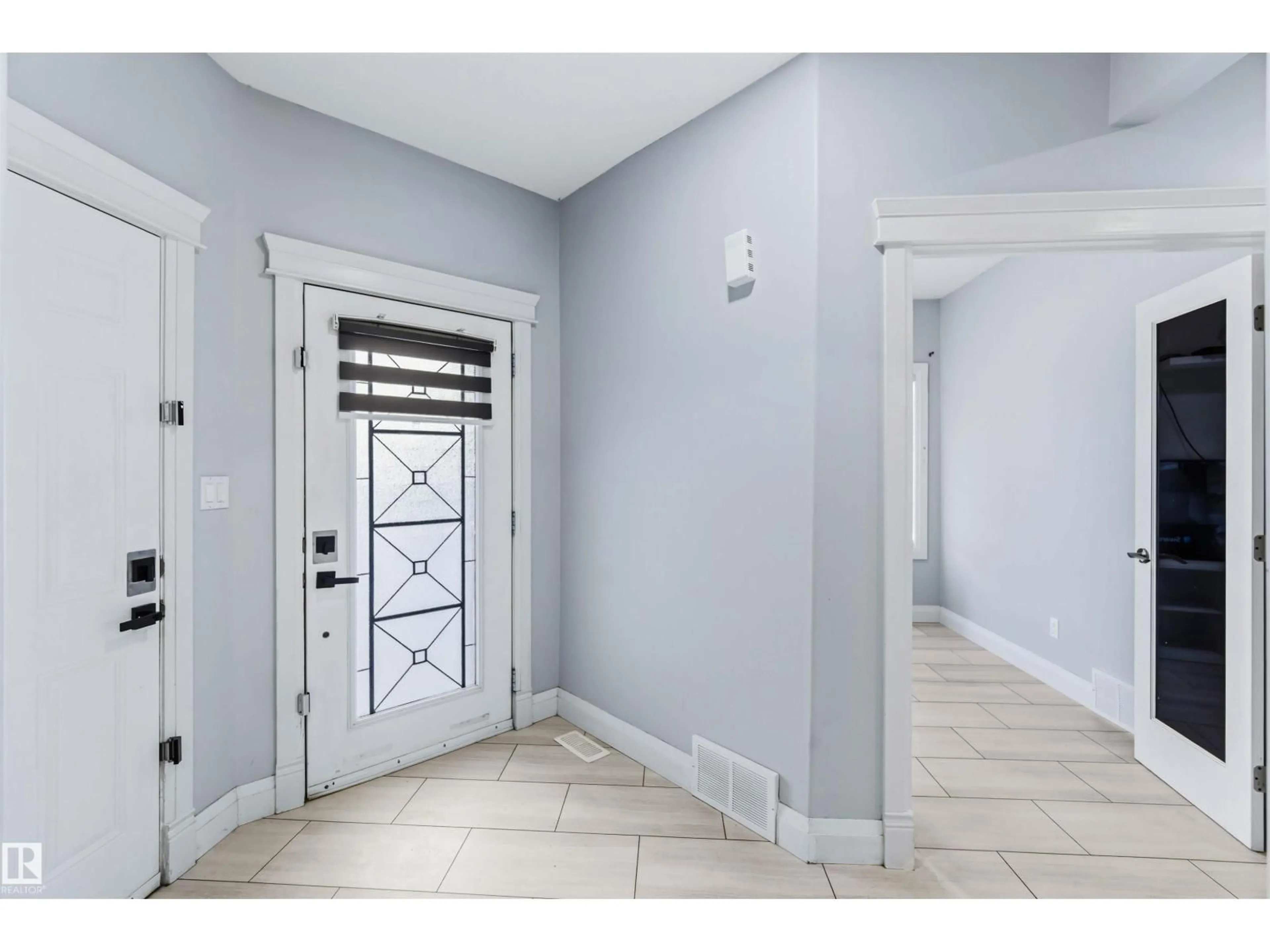 Indoor entryway for 16232 137 ST, Edmonton Alberta T6V0J7