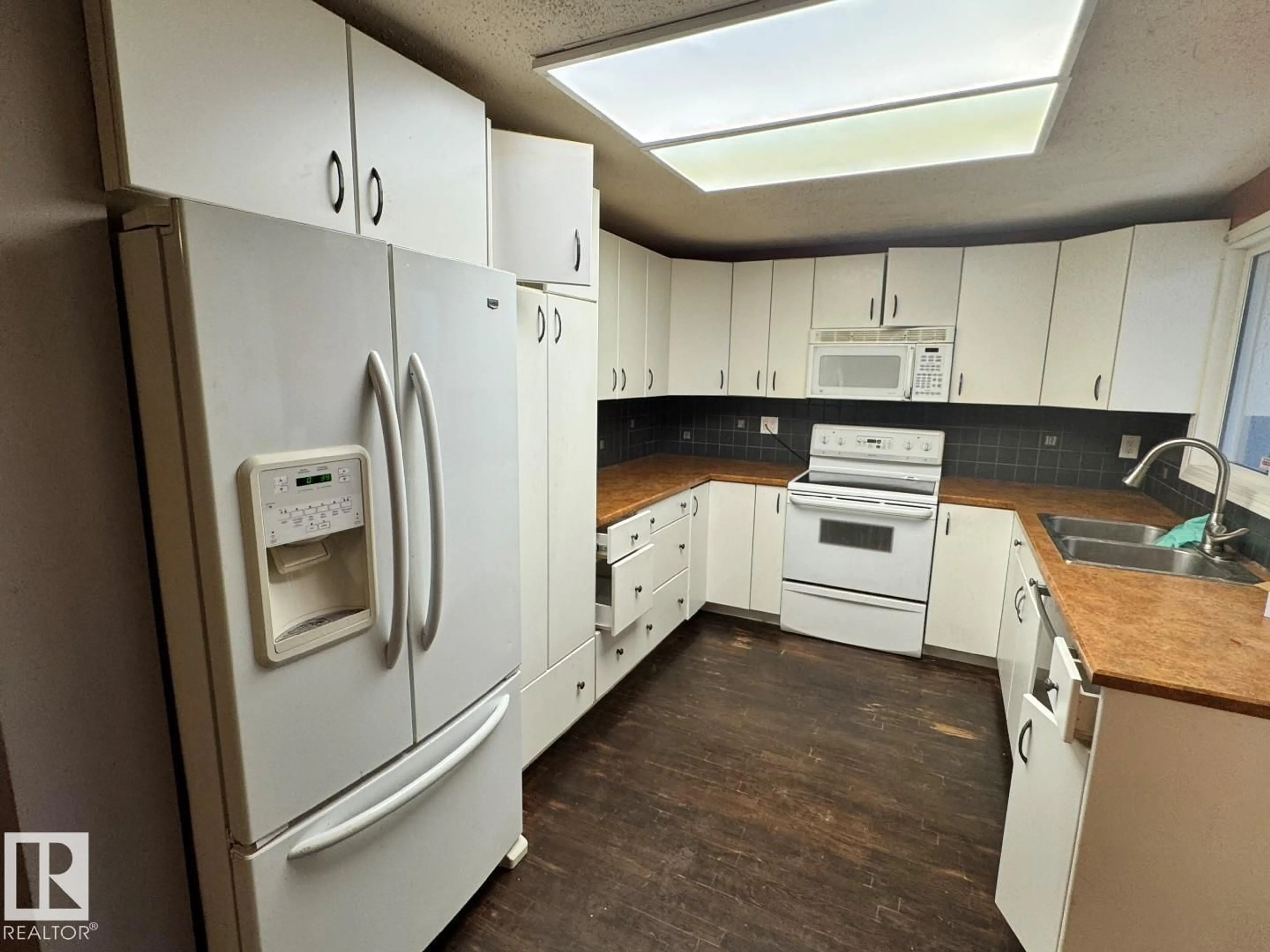 Standard kitchen, unknown for 6612 36A AV, Edmonton Alberta T6K1S3