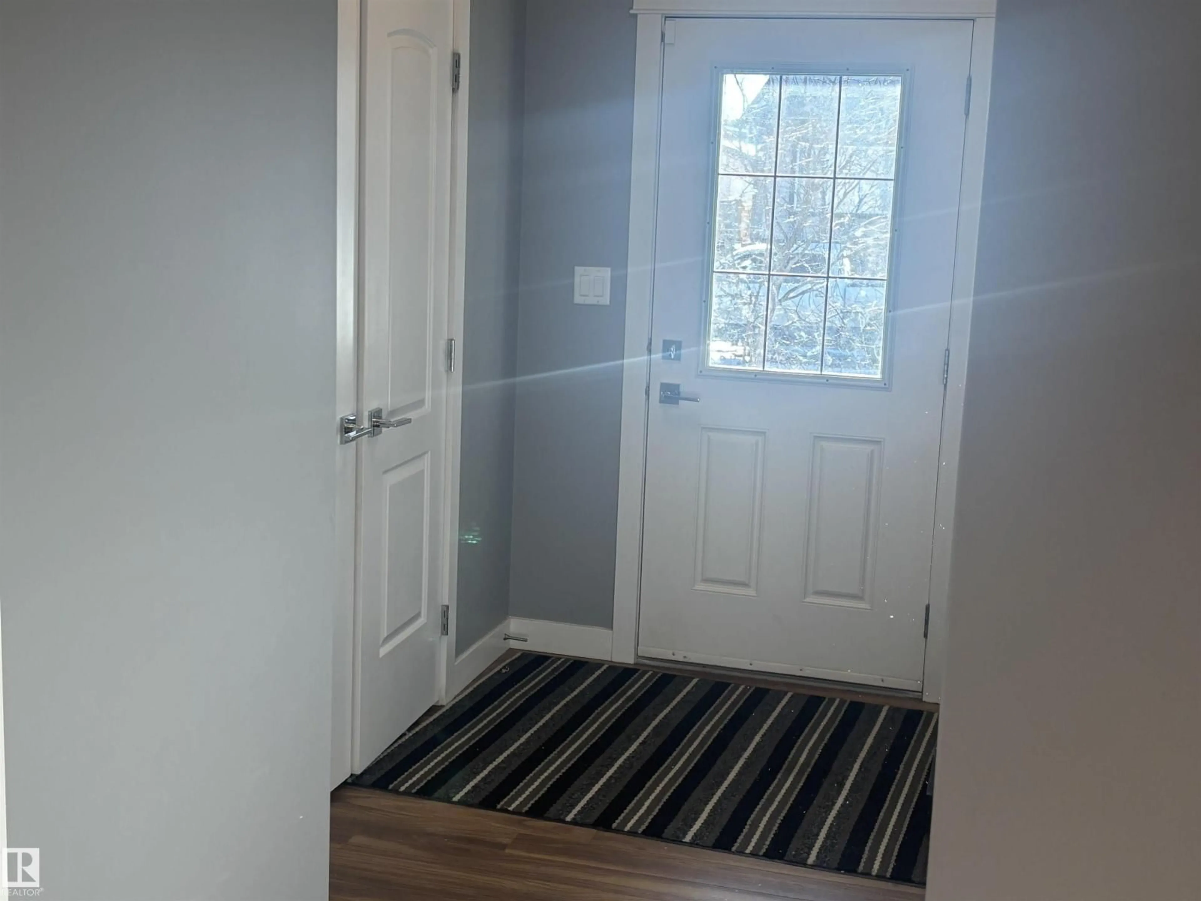 Indoor entryway for 6694 CARDINAL RD, Edmonton Alberta T6W2Y4
