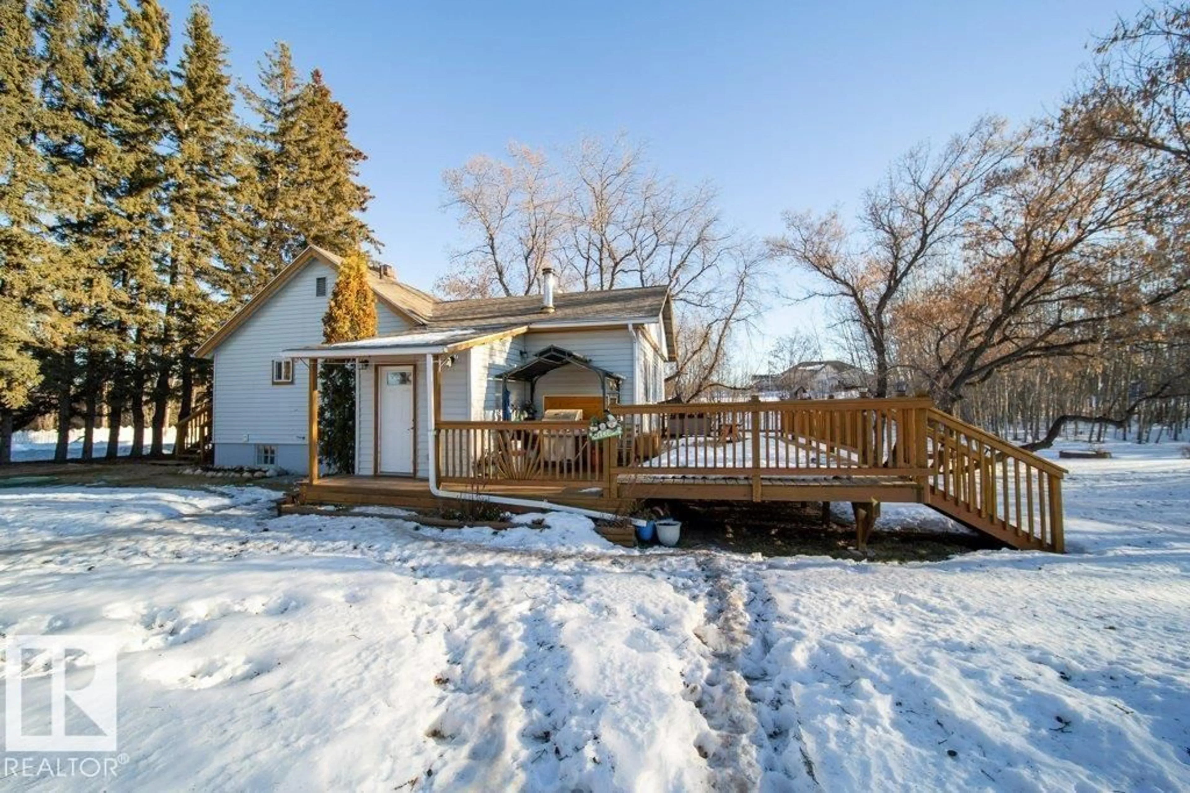 A pic from outside/outdoor area/front of a property/back of a property/a pic from drone, street for #408 - 57115 RGE ROAD 80, Rochfort Bridge Alberta T0E1Y0