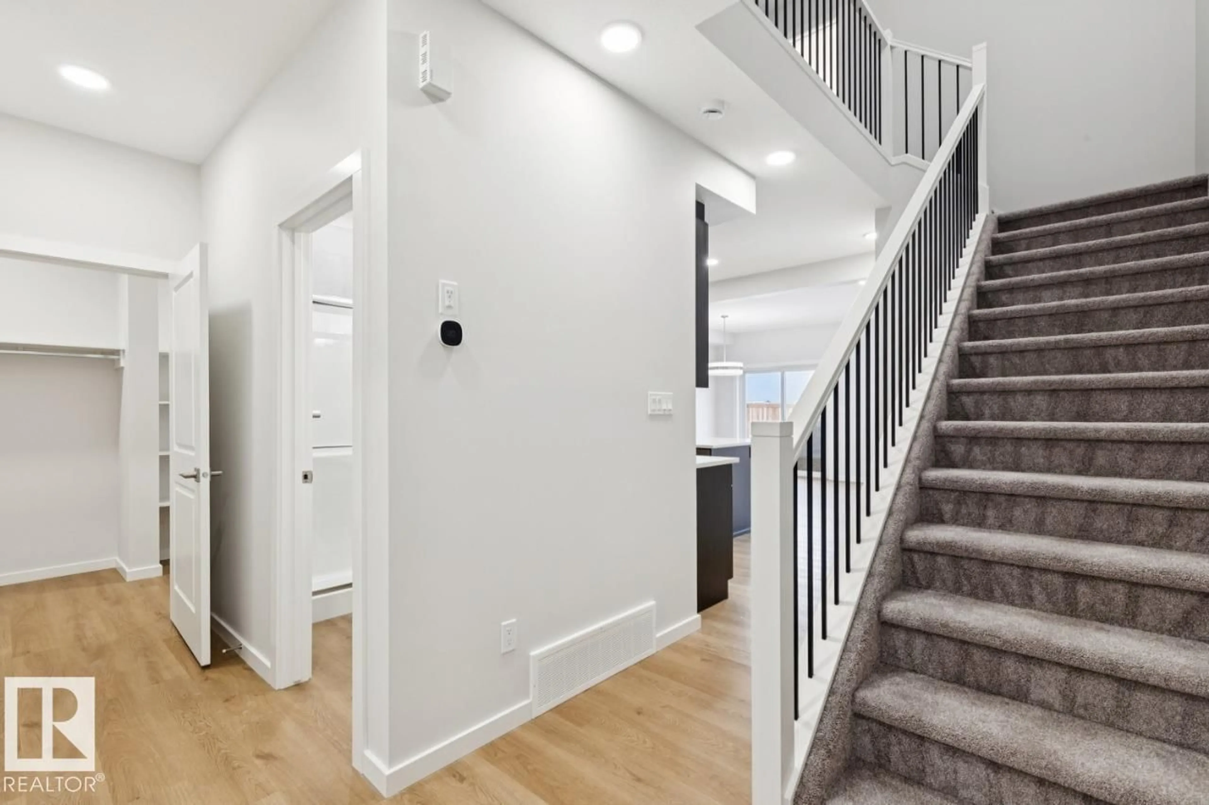 Indoor entryway for SW - 336 27 ST, Edmonton Alberta T6T1N3