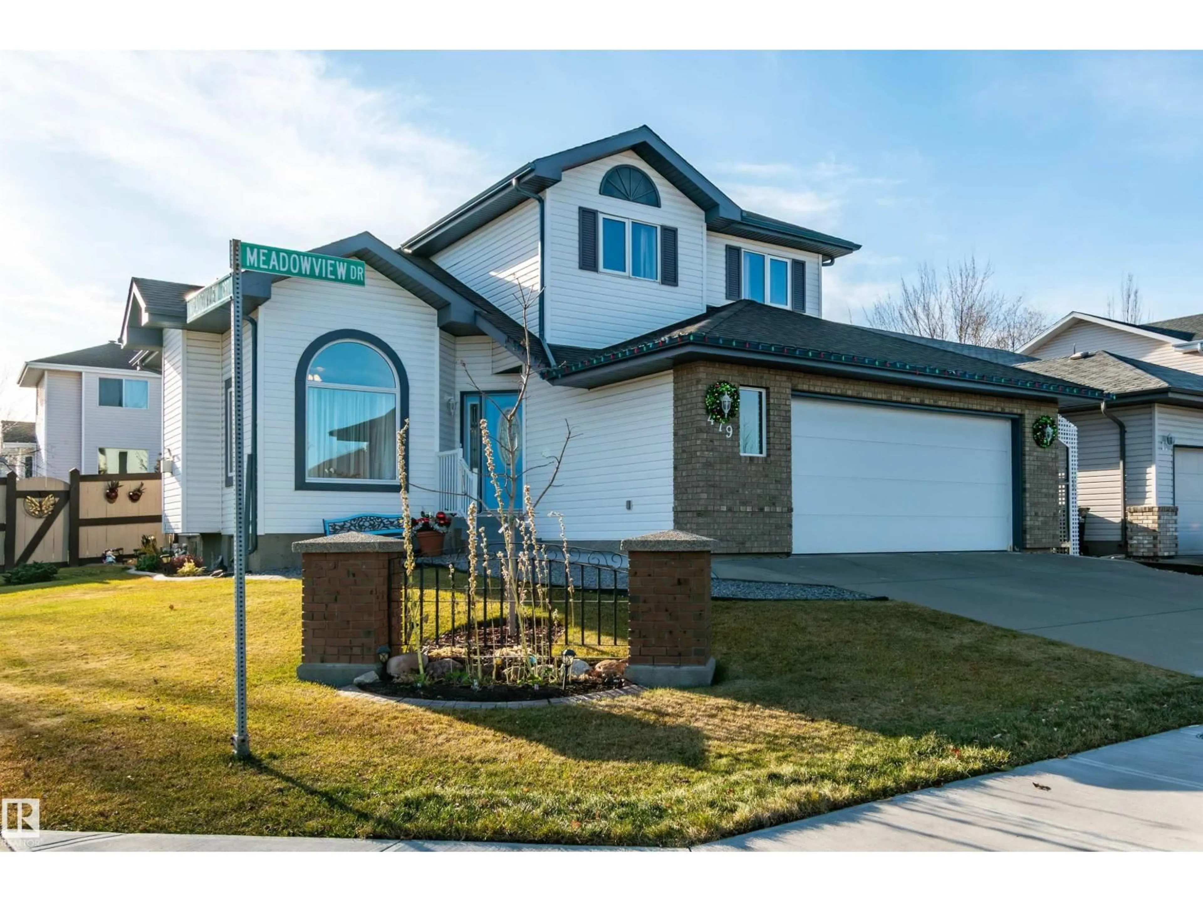 Home with vinyl exterior material, street for 479 MEADOWVIEW DR, Sherwood Park Alberta T8H1X4