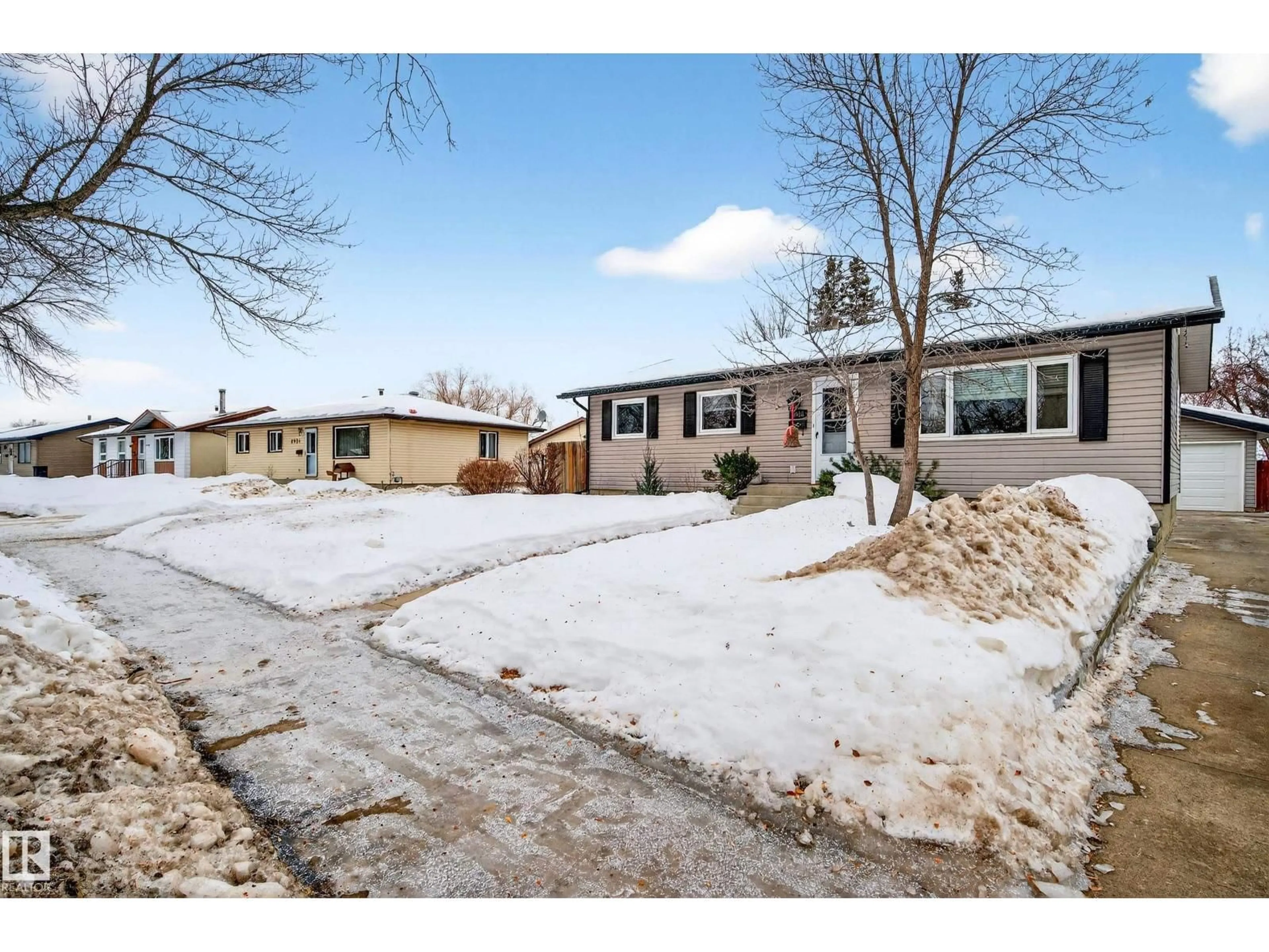 A pic from outside/outdoor area/front of a property/back of a property/a pic from drone, street for 8938 94 AV, Fort Saskatchewan Alberta T8L1B4