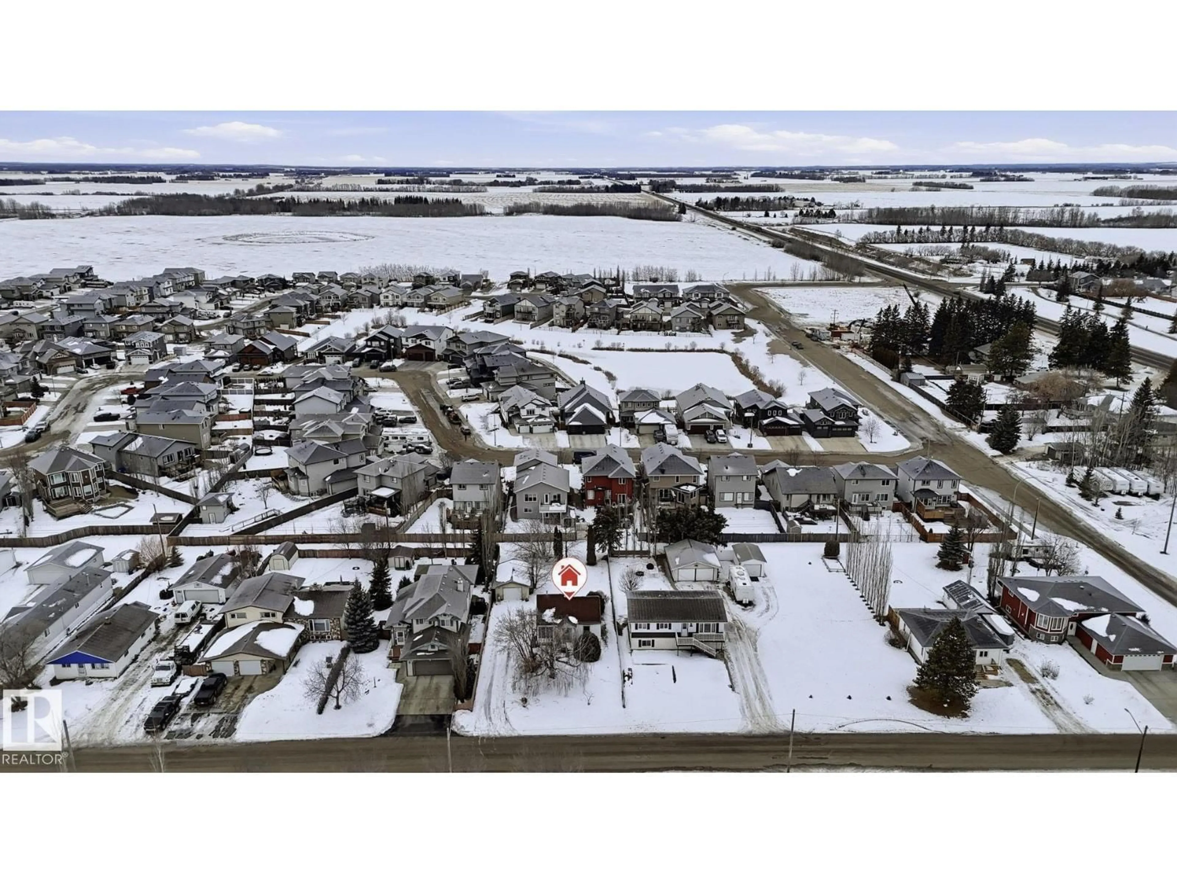A pic from outside/outdoor area/front of a property/back of a property/a pic from drone, street for 4720 52 ST, Calmar Alberta T0C0V0