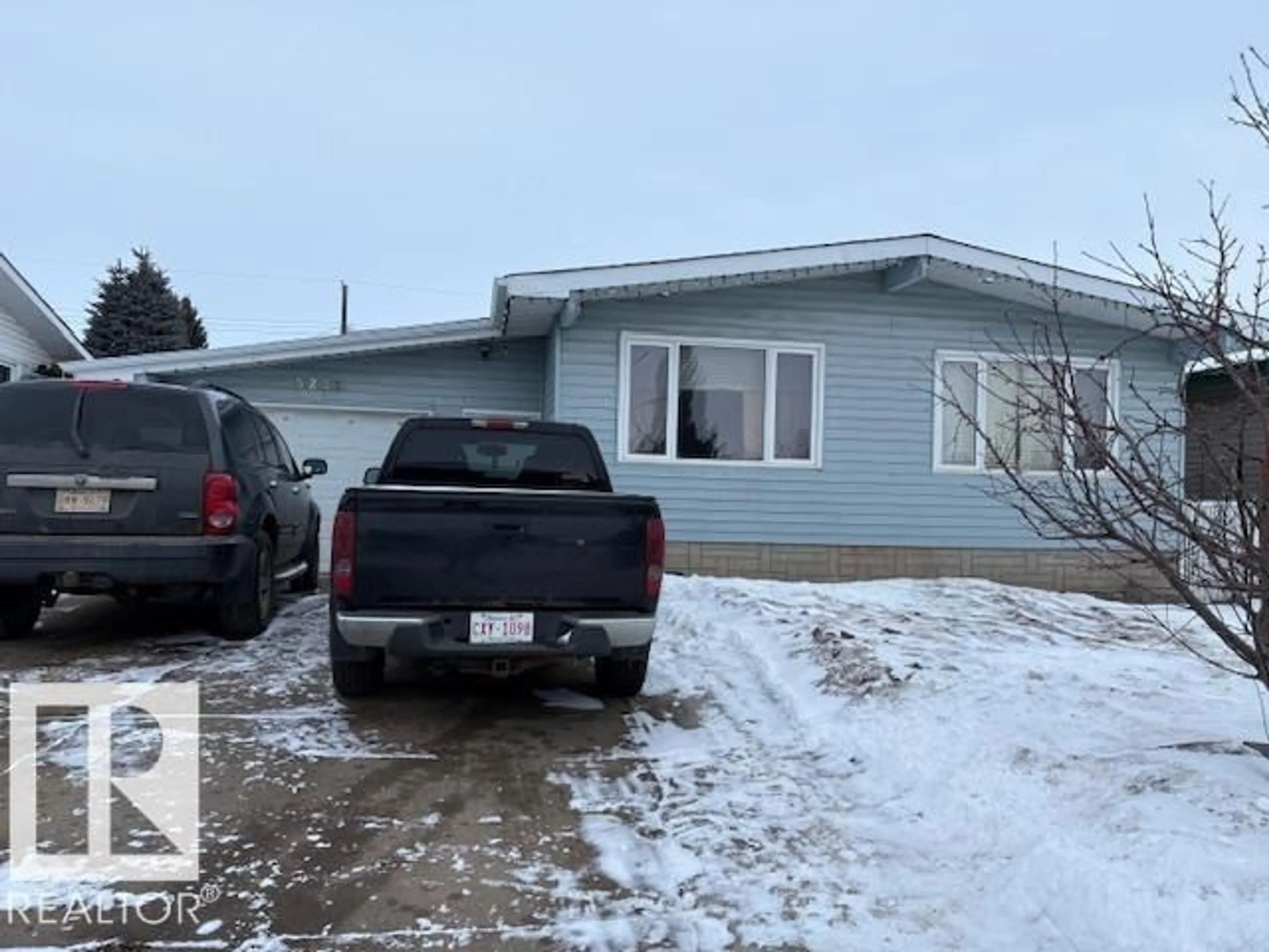 Home with vinyl exterior material, street for 5234 47 AV, Vegreville Alberta T9C1N2