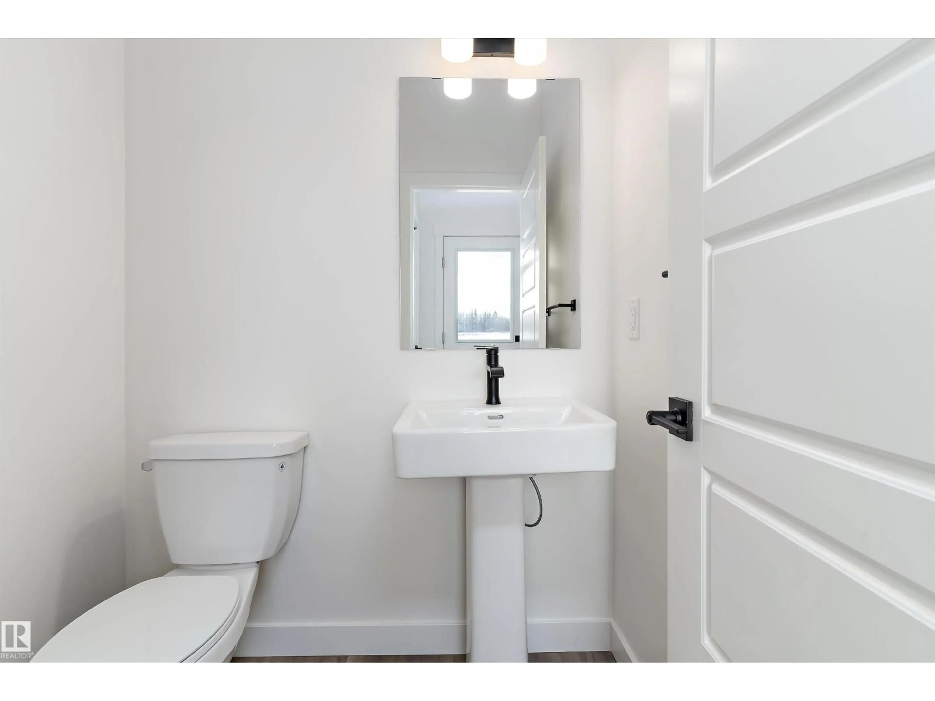 Standard bathroom, ceramic/tile floor for 1062 MCLEOD AV, Spruce Grove Alberta T7X4G9
