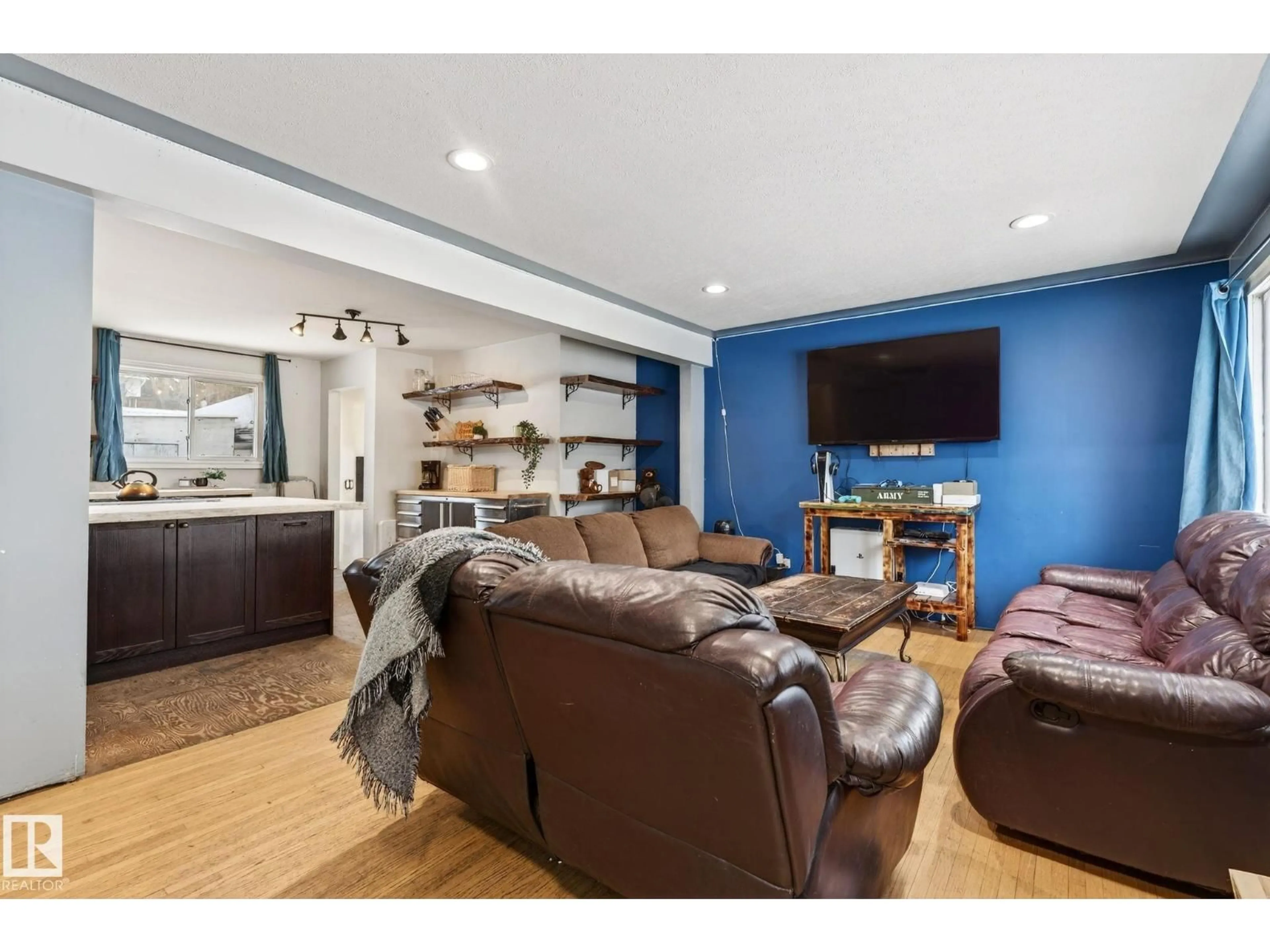 Living room with furniture, wood/laminate floor for 21 SHERIDAN DR, St. Albert Alberta T8N0J1