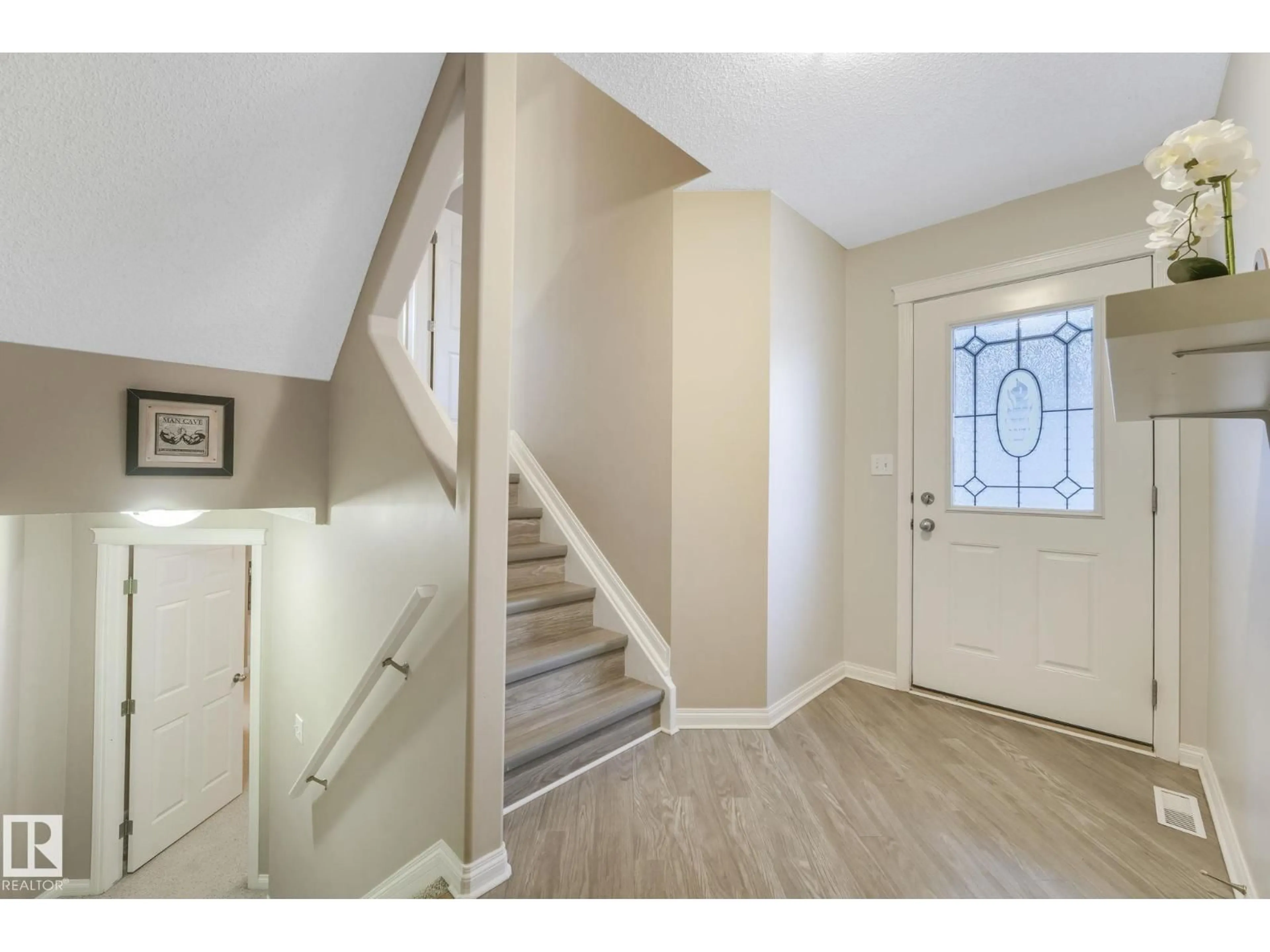 Indoor entryway for 116 CASTLE DR, Edmonton Alberta T5X6J1