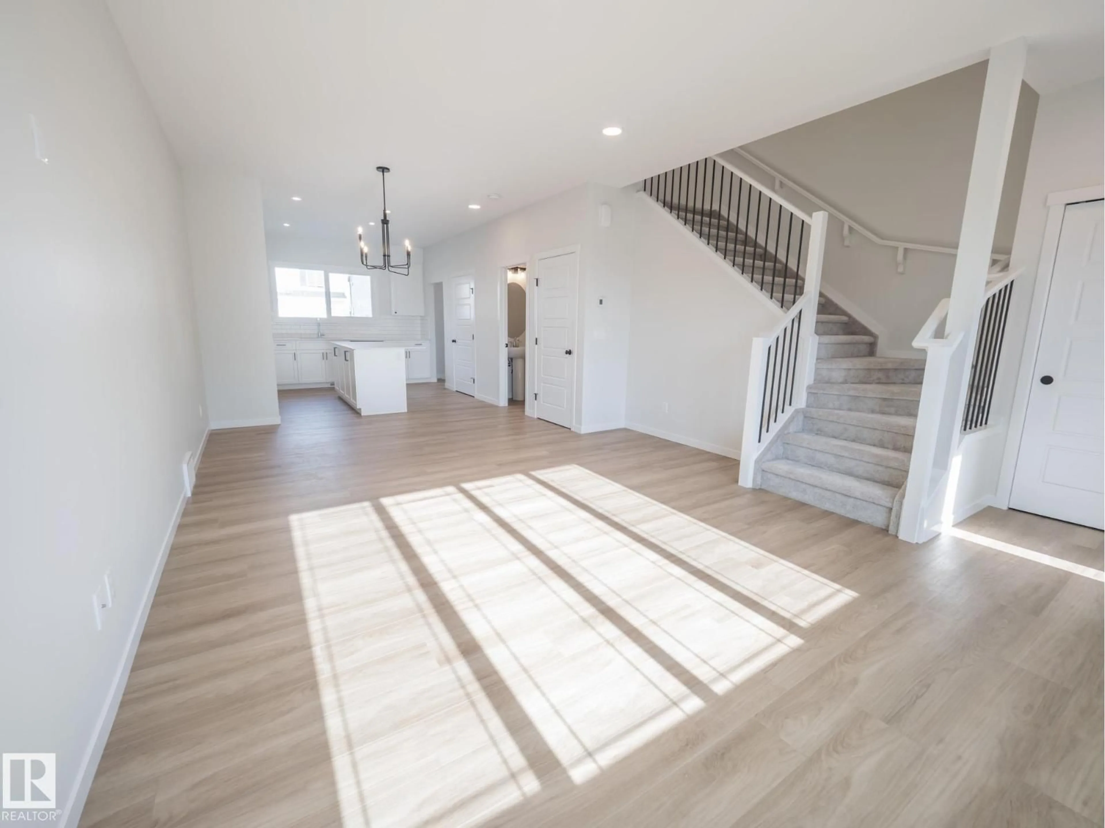 Indoor entryway for 1332 14 AV, Edmonton Alberta T6T2W1