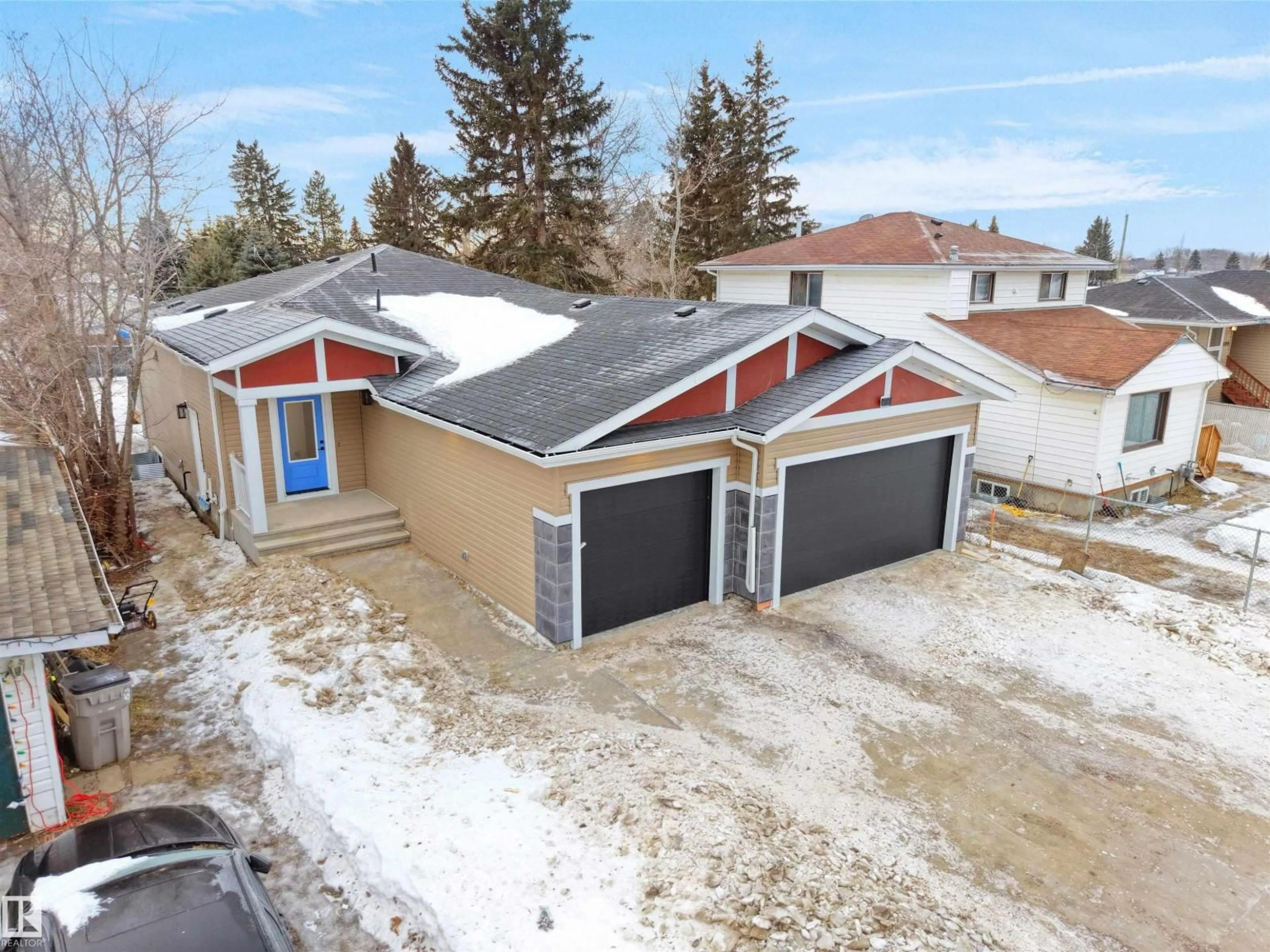 A pic from outside/outdoor area/front of a property/back of a property/a pic from drone, street for 5015 46 AVE, Calmar Alberta T0C0V0