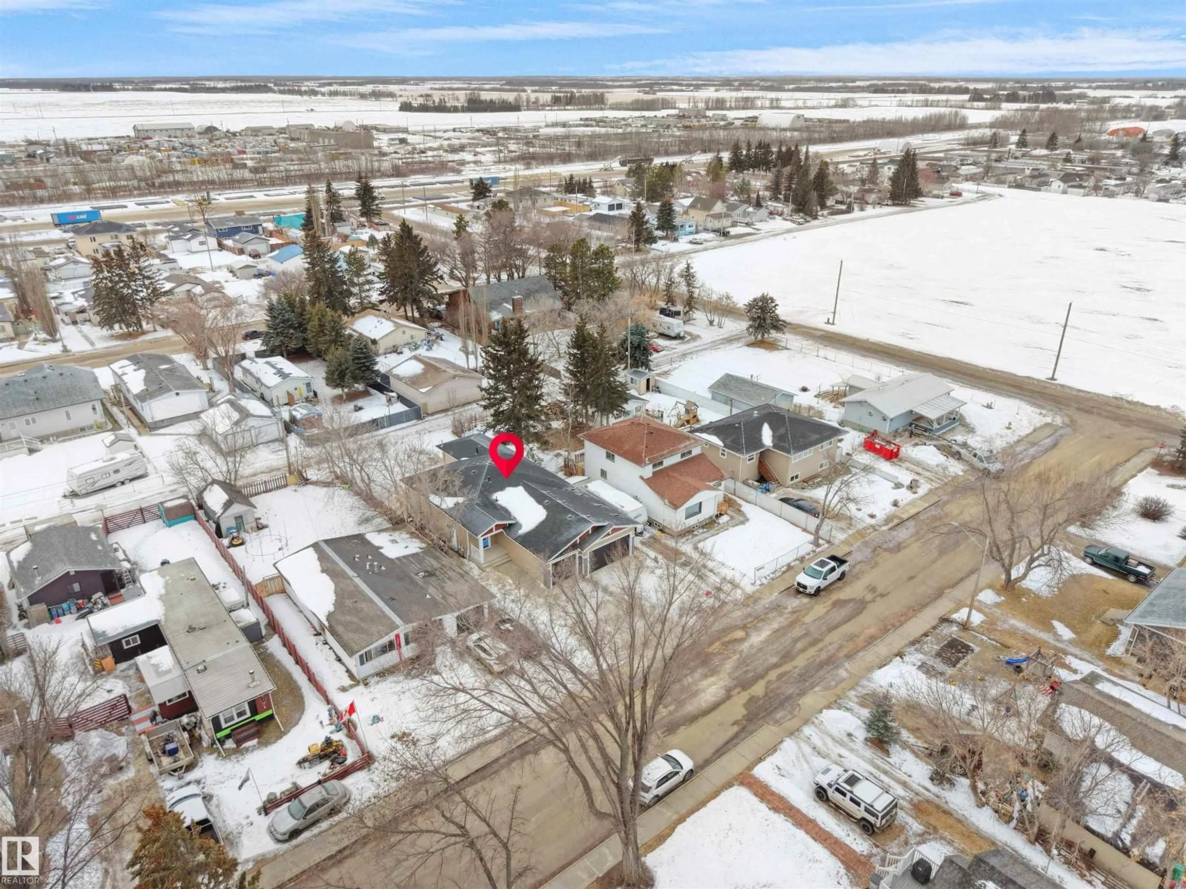 A pic from outside/outdoor area/front of a property/back of a property/a pic from drone, street for 5015 46 AVE, Calmar Alberta T0C0V0