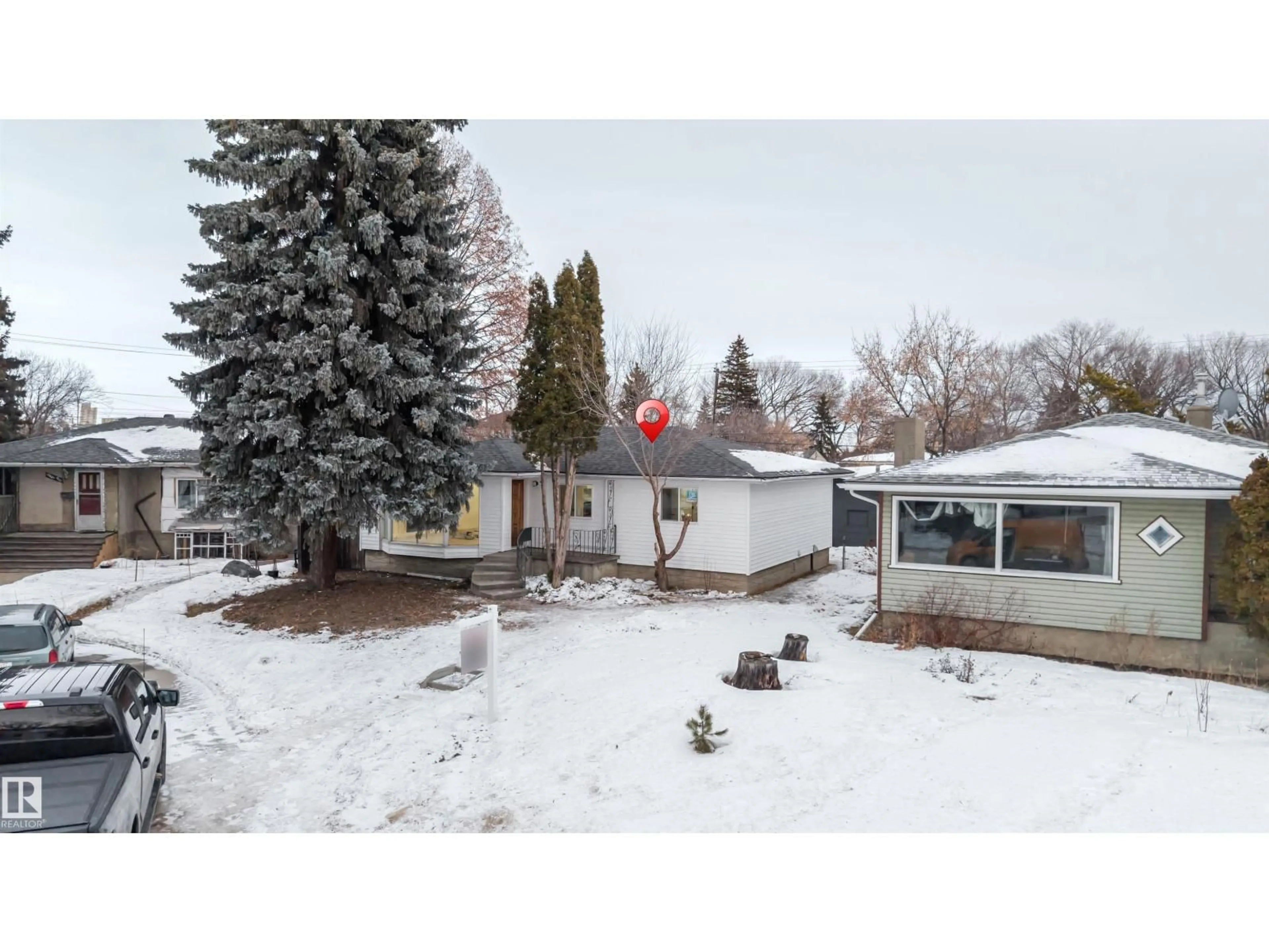 A pic from outside/outdoor area/front of a property/back of a property/a pic from drone, mountain view for NW - 12423 91 ST, Edmonton Alberta T5B4C7
