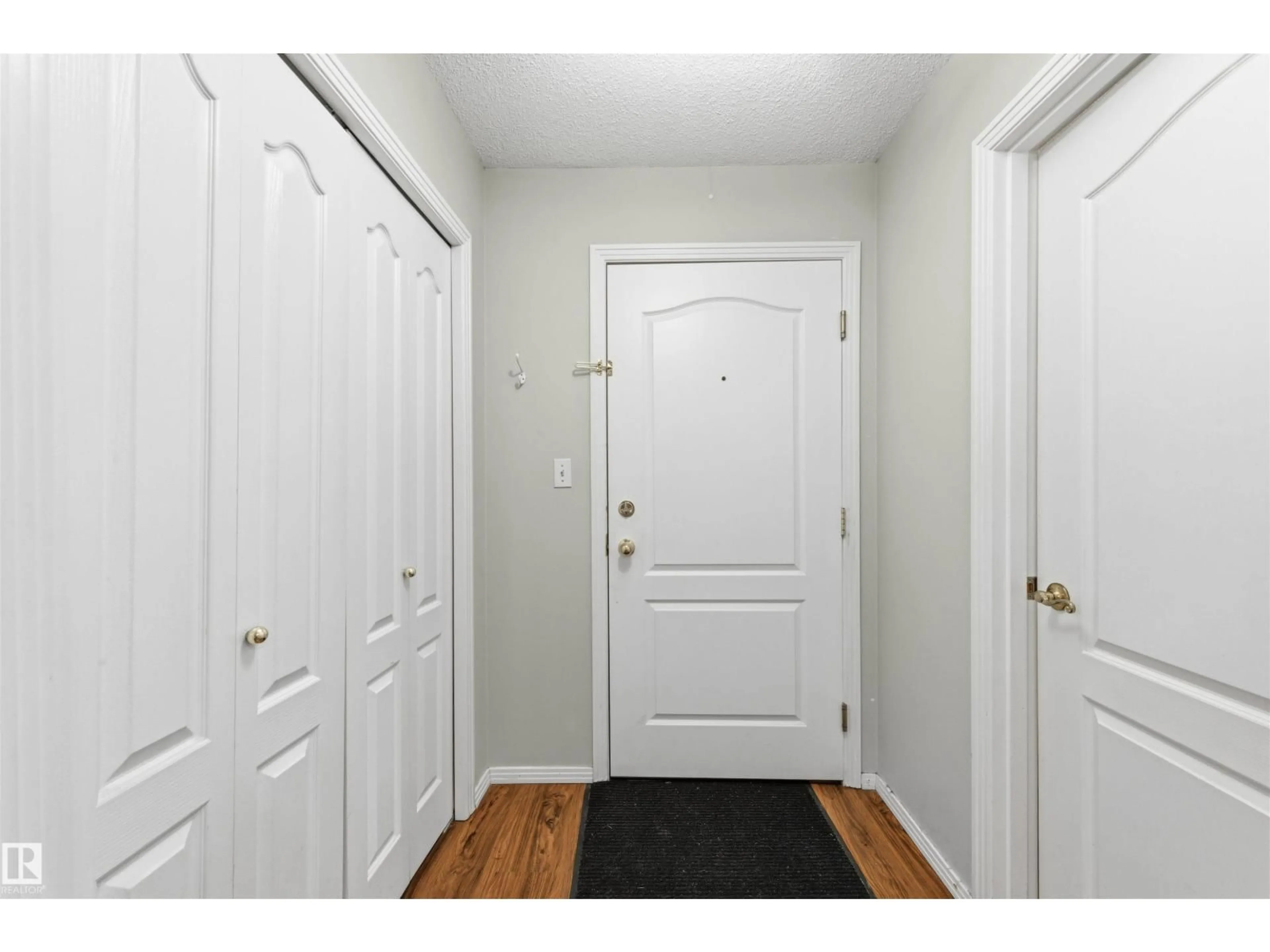 Indoor entryway for #201 - 9640 105 ST NW, Edmonton Alberta T5K0Z7