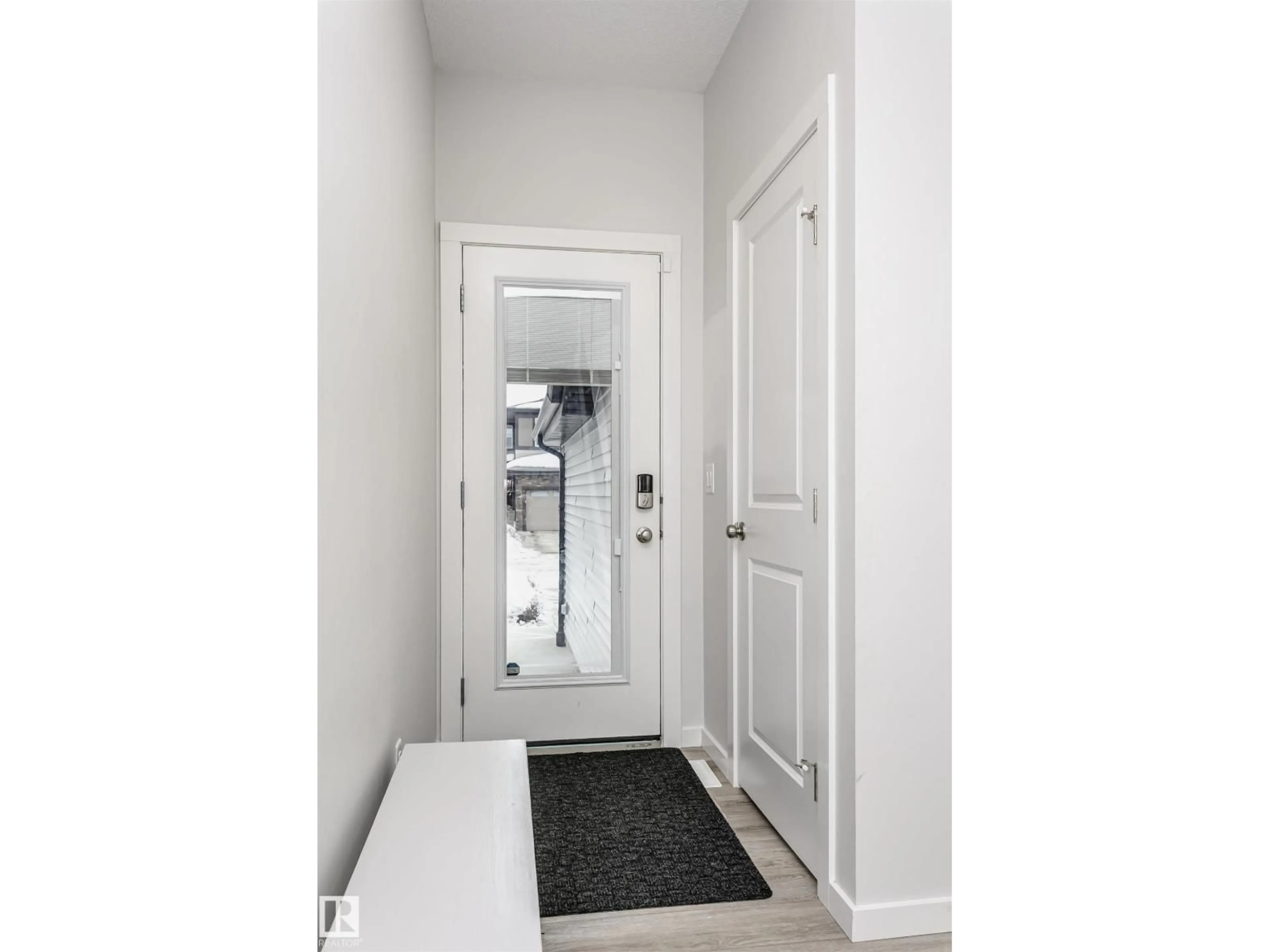 Indoor entryway for 9421 PEAR CR, Edmonton Alberta T6X2Z5