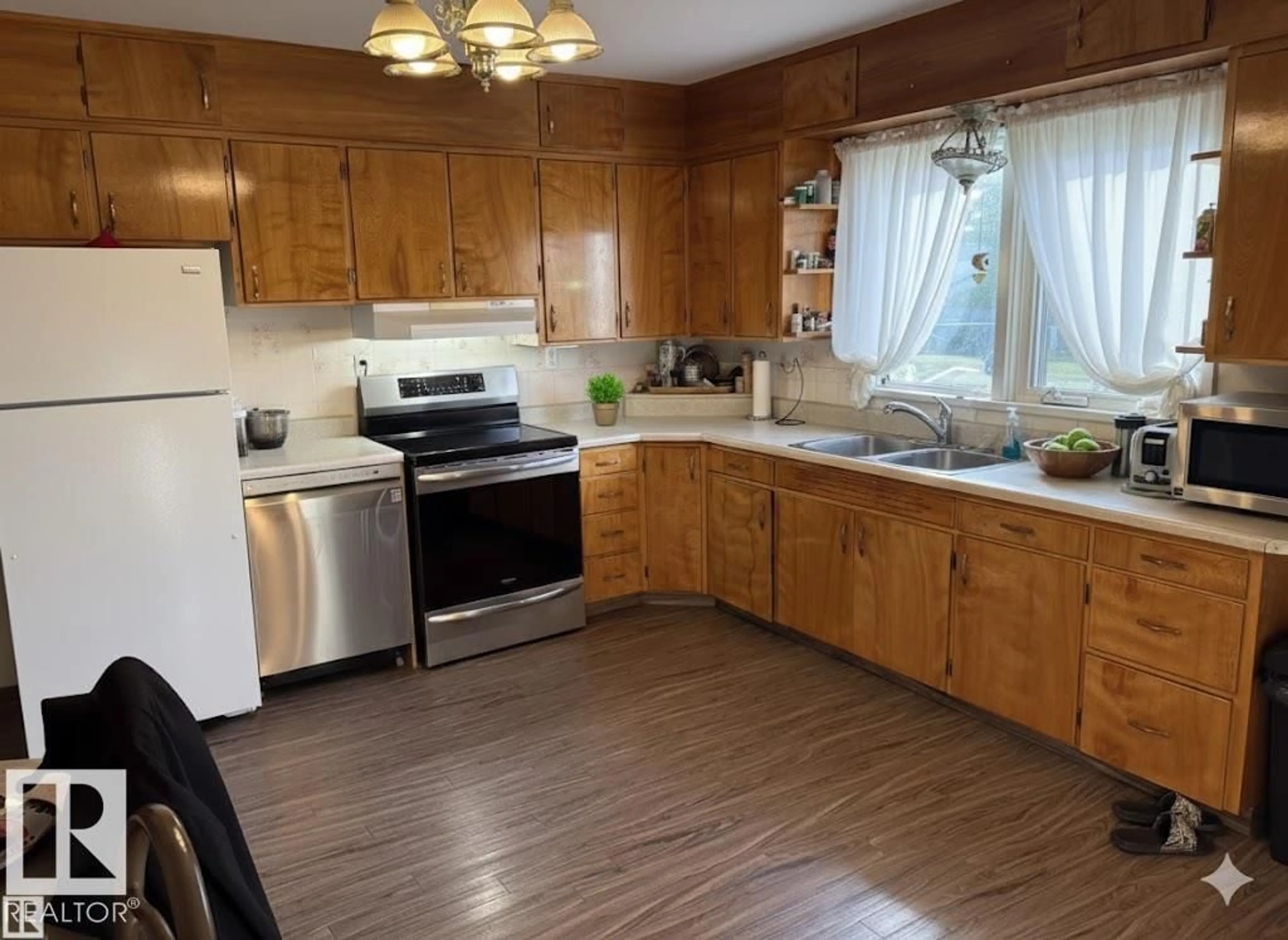 Standard kitchen, wood/laminate floor for 4840 50 ST, Gibbons Alberta T0A1N0
