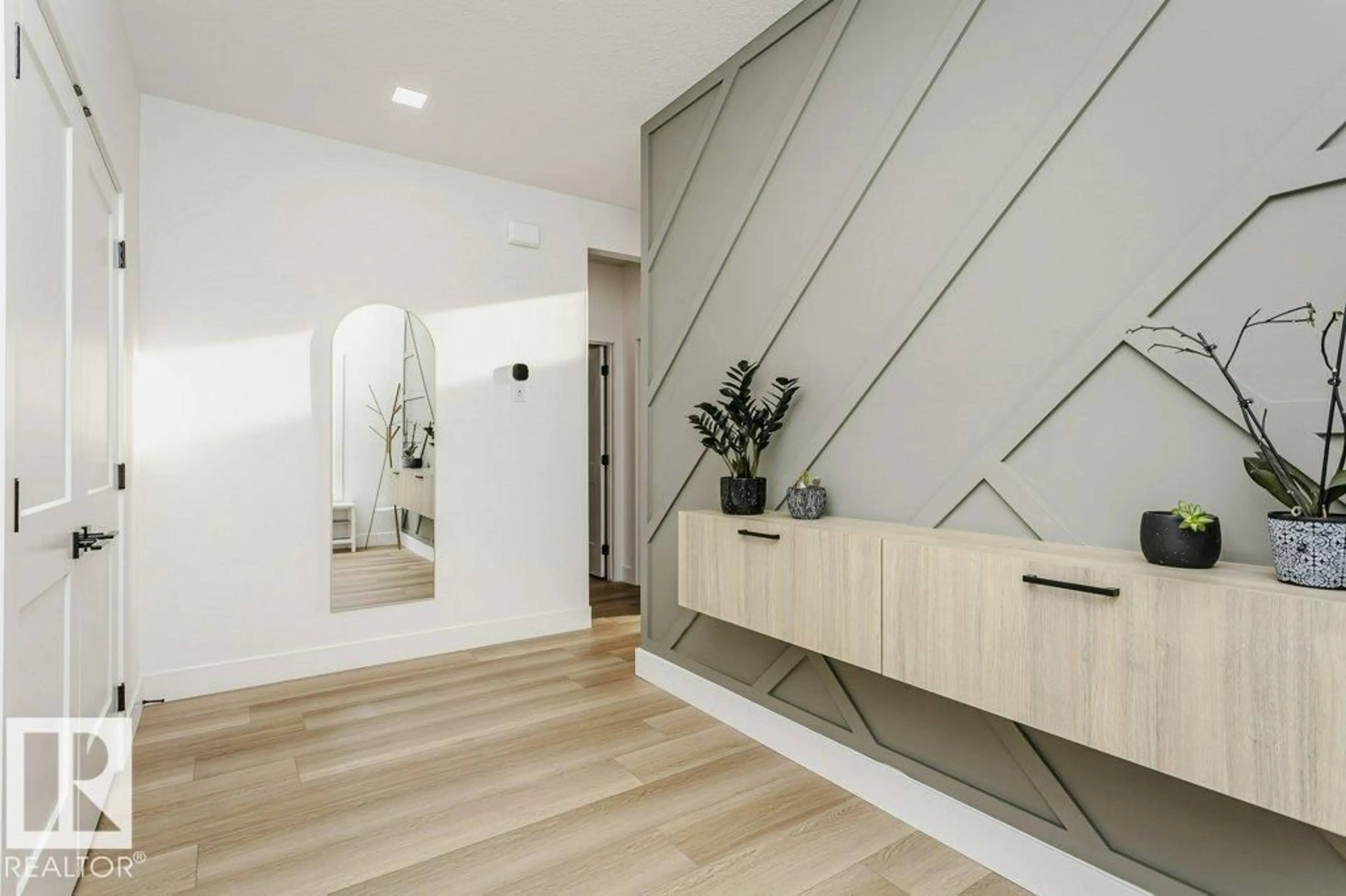 Indoor entryway for 839 34 AV, Edmonton Alberta T6T1A4