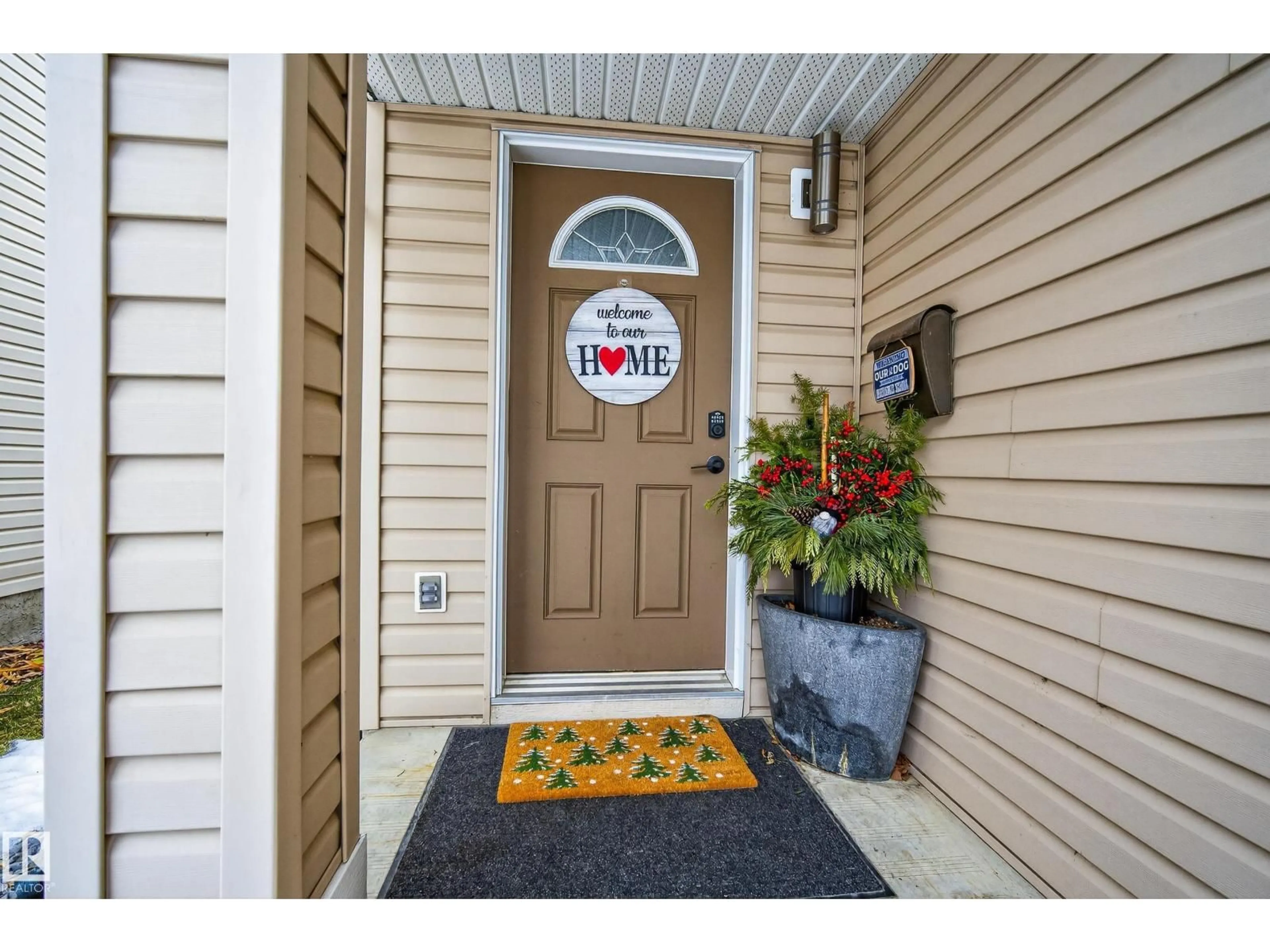 Indoor entryway for 220 GALLOWAY WD, Fort Saskatchewan Alberta T8L0A3