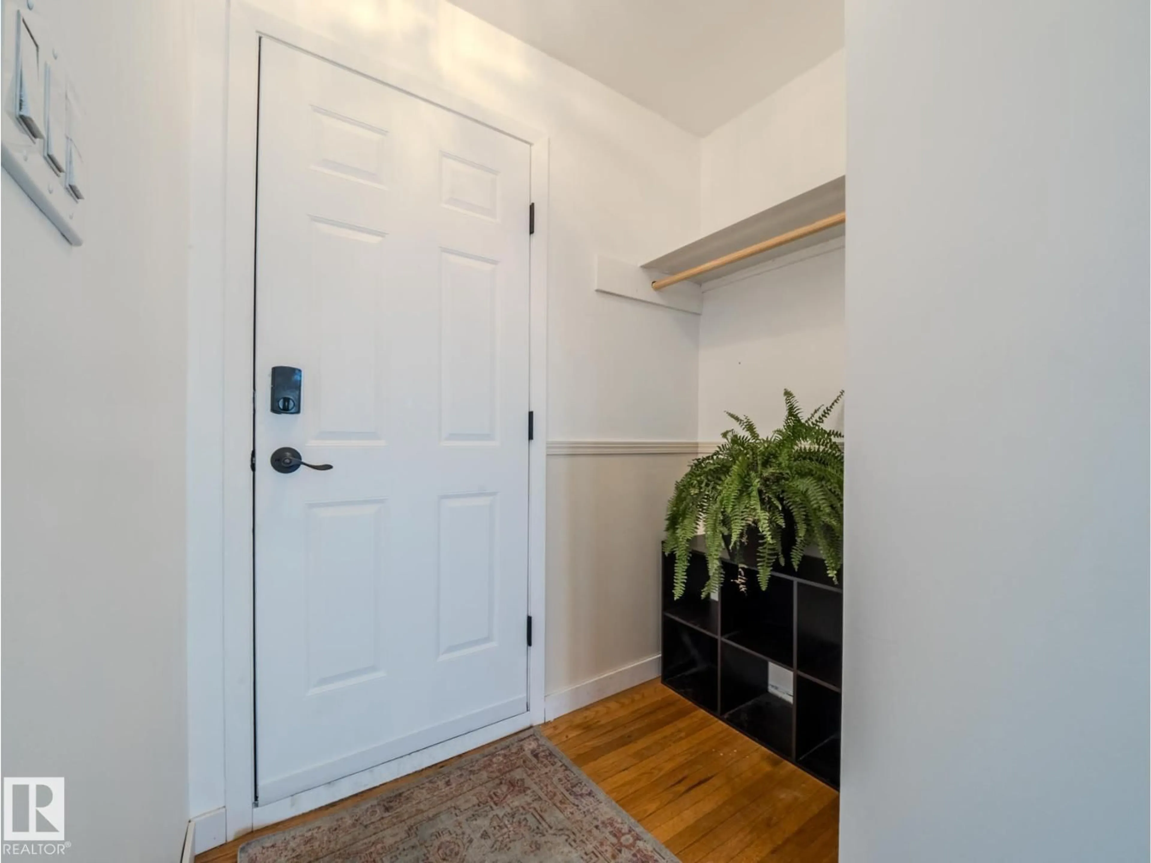 Indoor entryway for 16442 104A AV, Edmonton Alberta T5P0T4