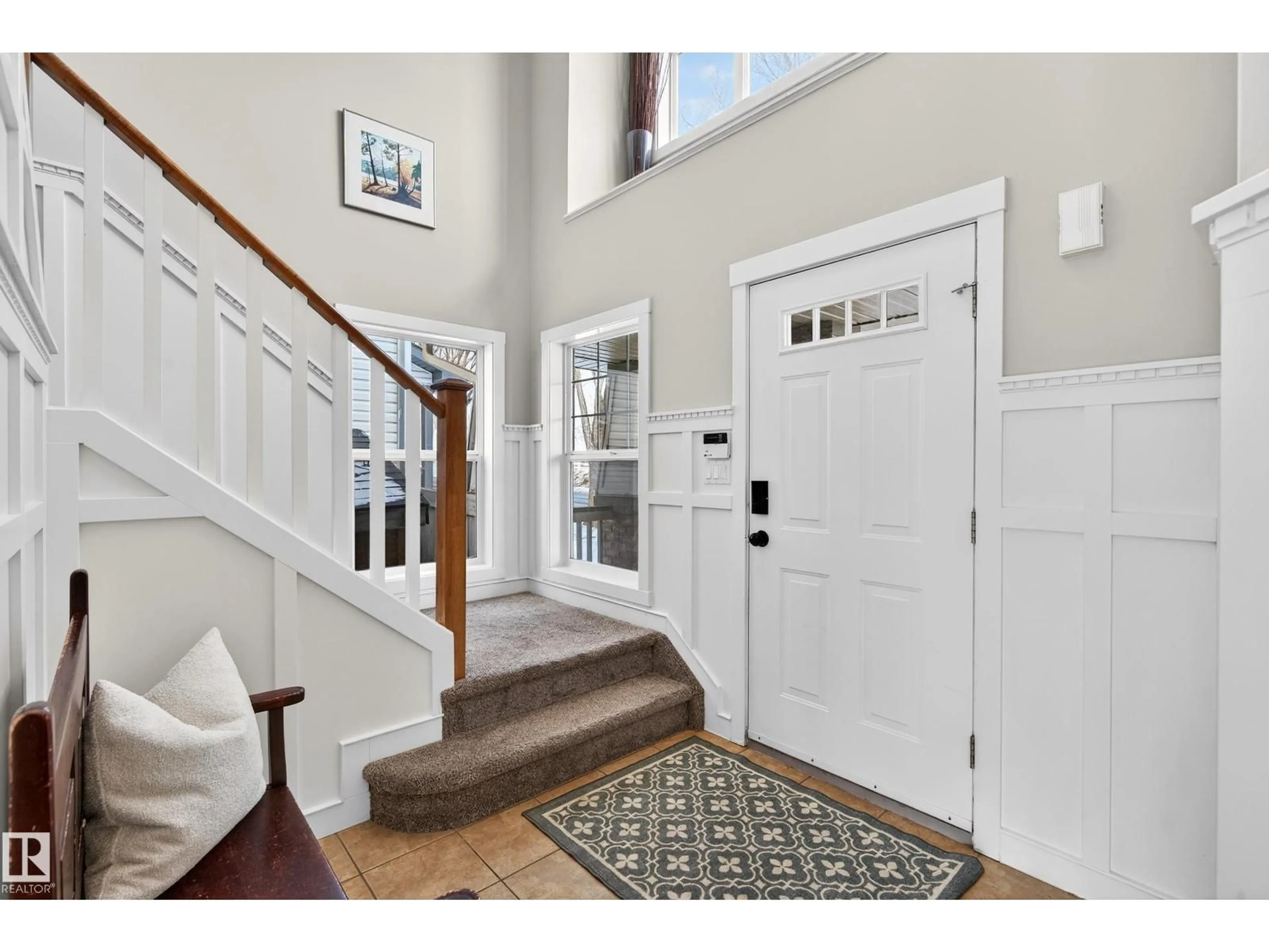 Indoor entryway for 1904 TOWNE CENTRE BV, Edmonton Alberta T6R2W3