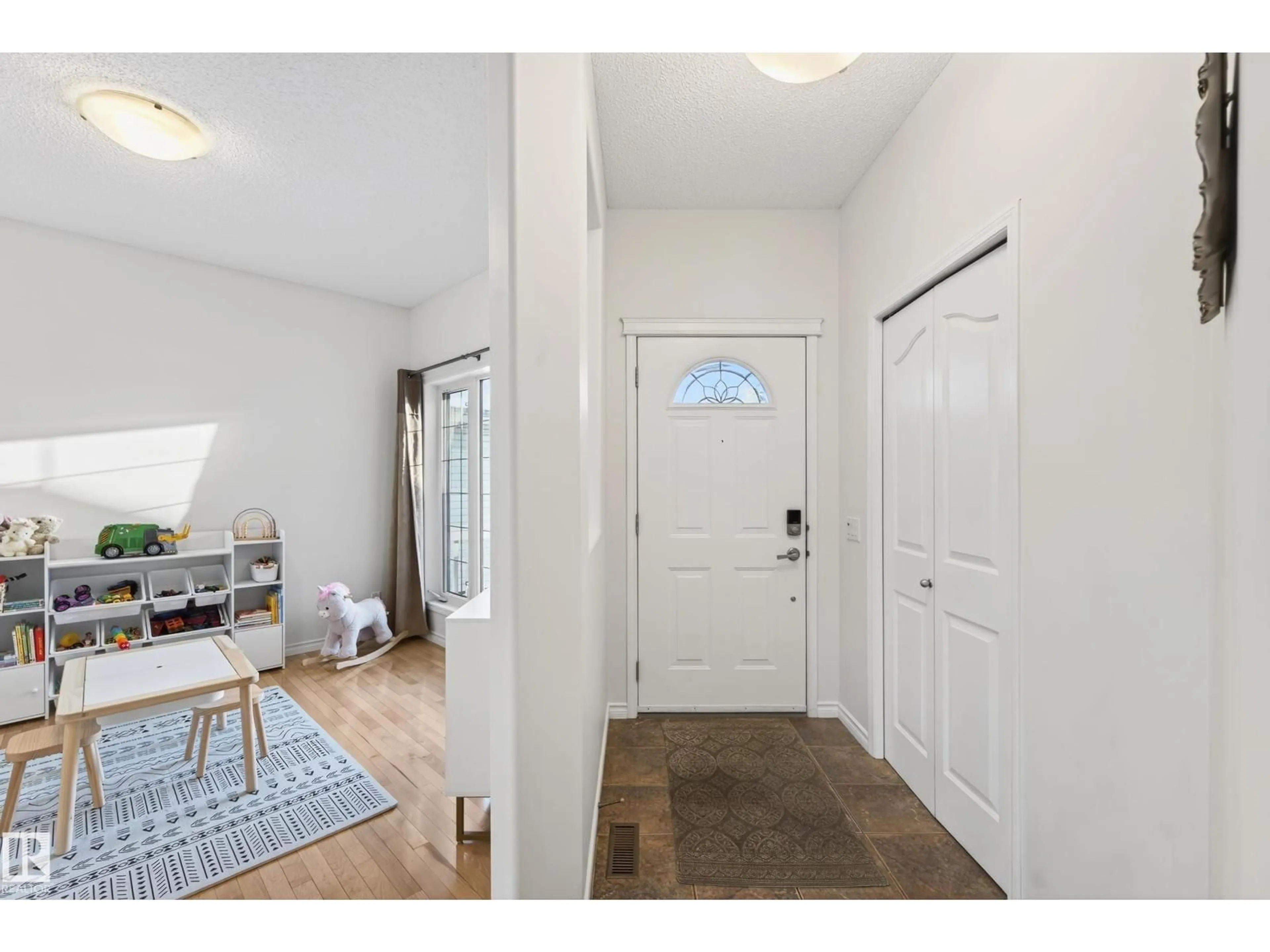 Indoor entryway for 38 EMBASSY PL, St. Albert Alberta T8N7B7