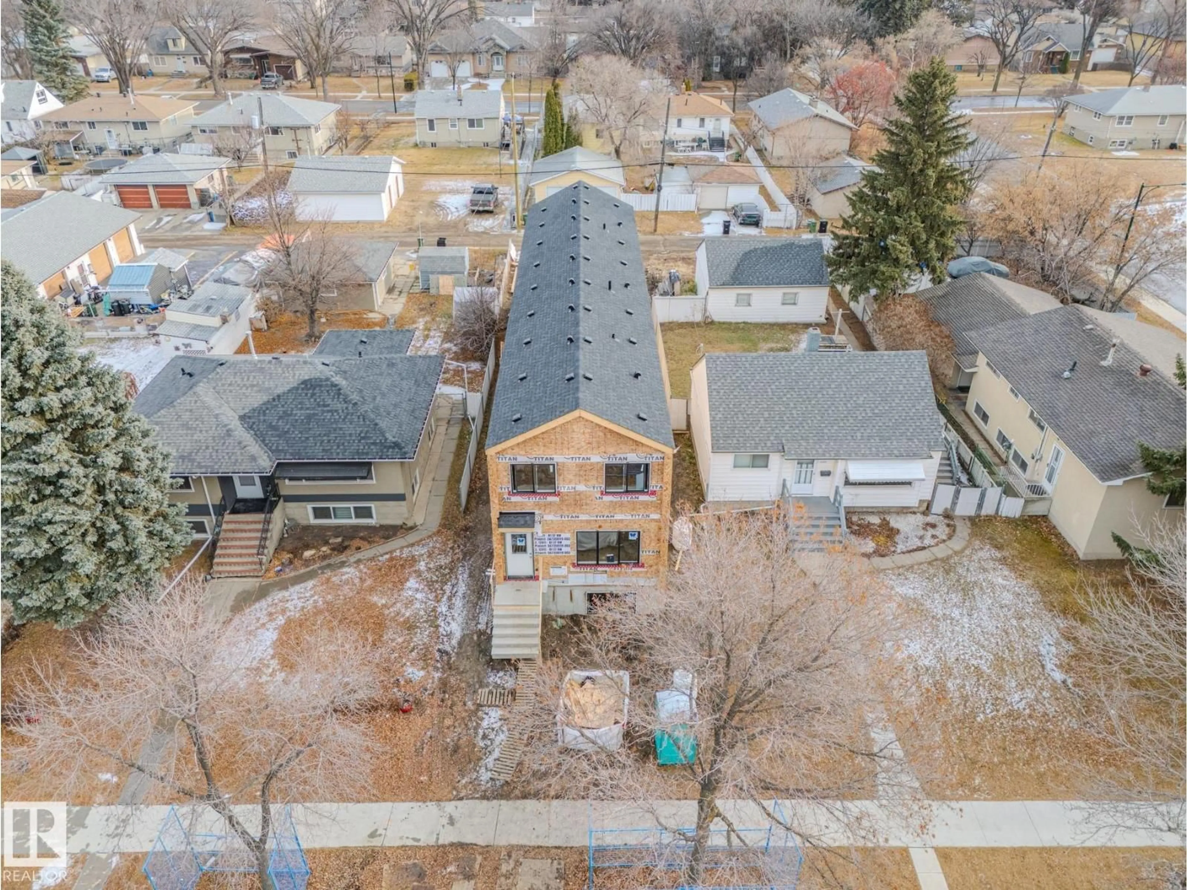 A pic from outside/outdoor area/front of a property/back of a property/a pic from drone, street for 12411 81 ST, Edmonton Alberta T5B2T6