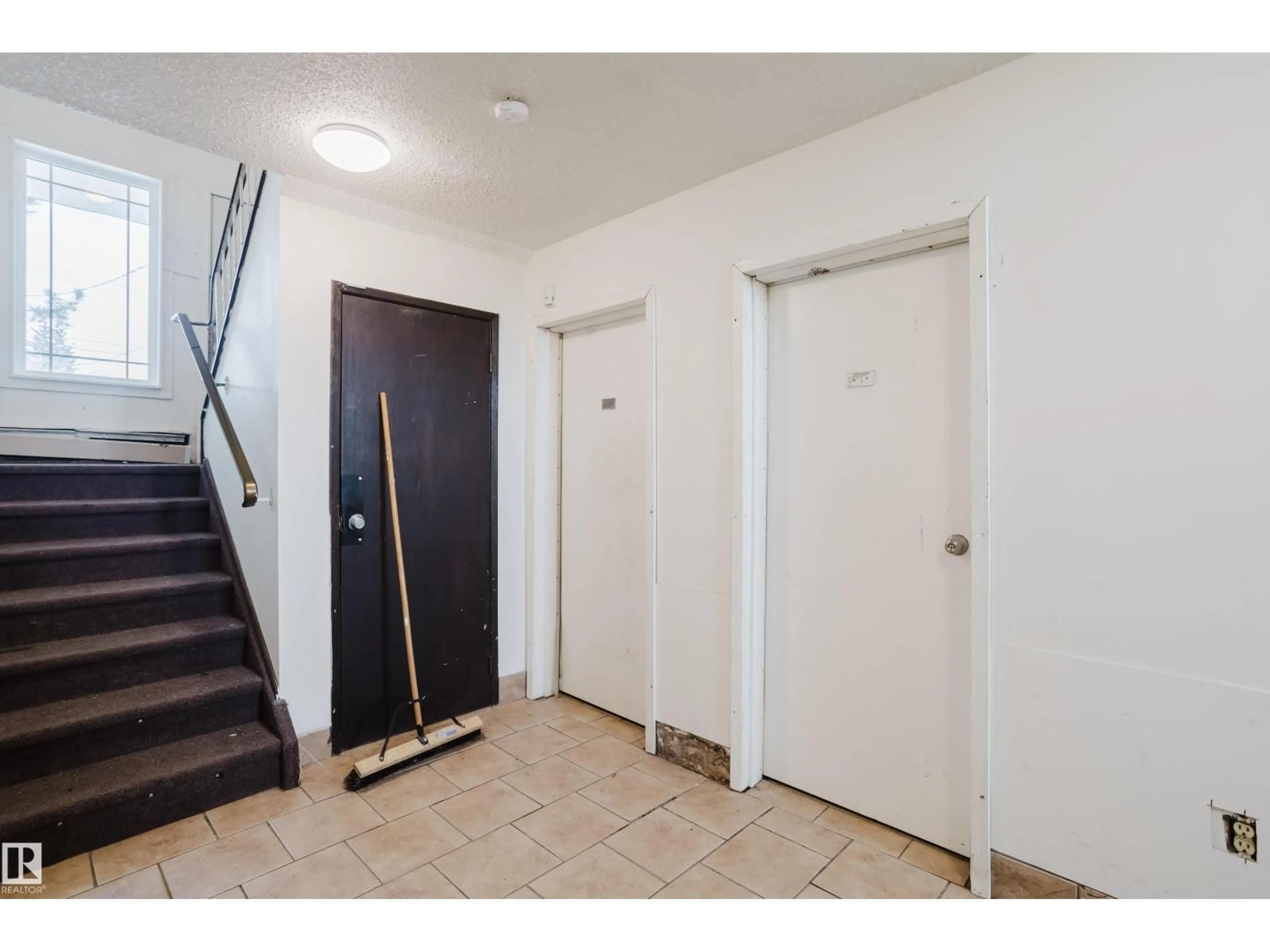 Indoor foyer for 3917/3919 54 ST, Wetaskiwin Alberta T9A1S6