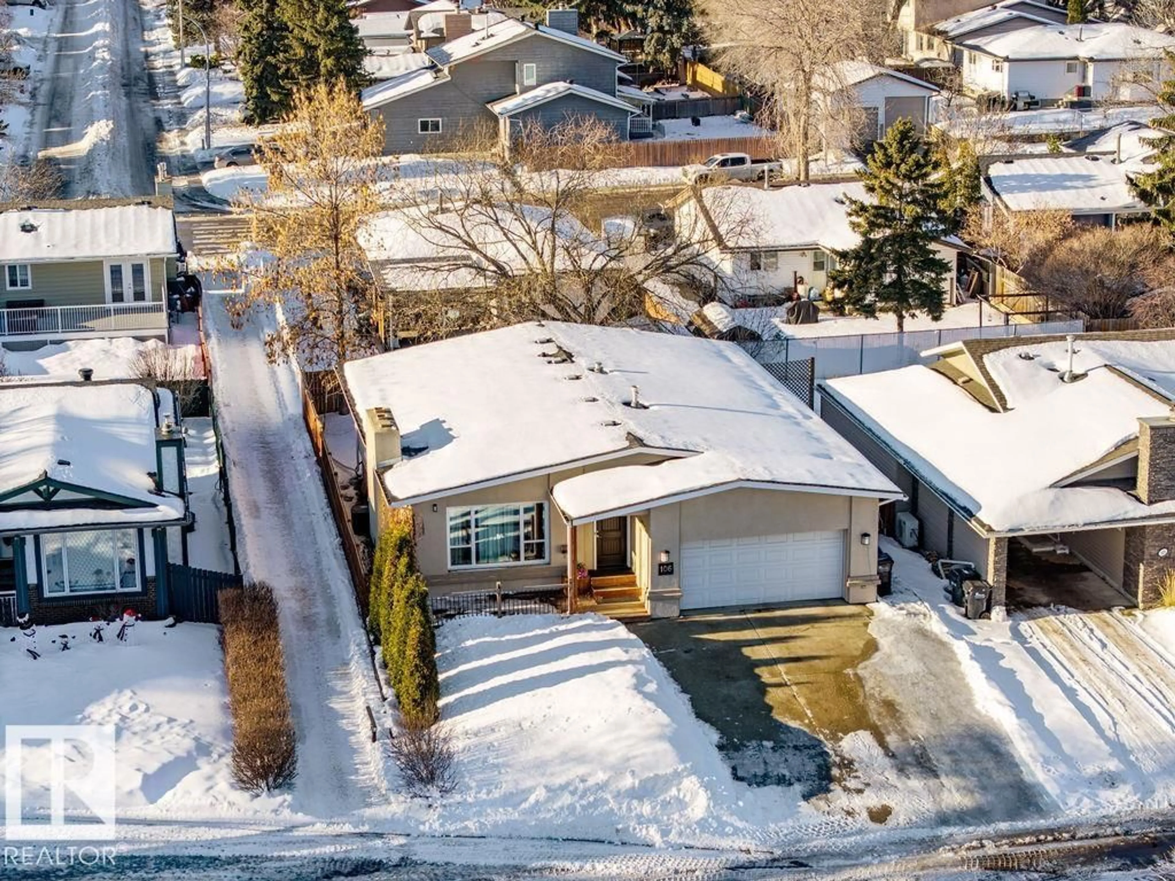 A pic from outside/outdoor area/front of a property/back of a property/a pic from drone, street for 106 WOODBINE RD, Sherwood Park Alberta T8A0R4