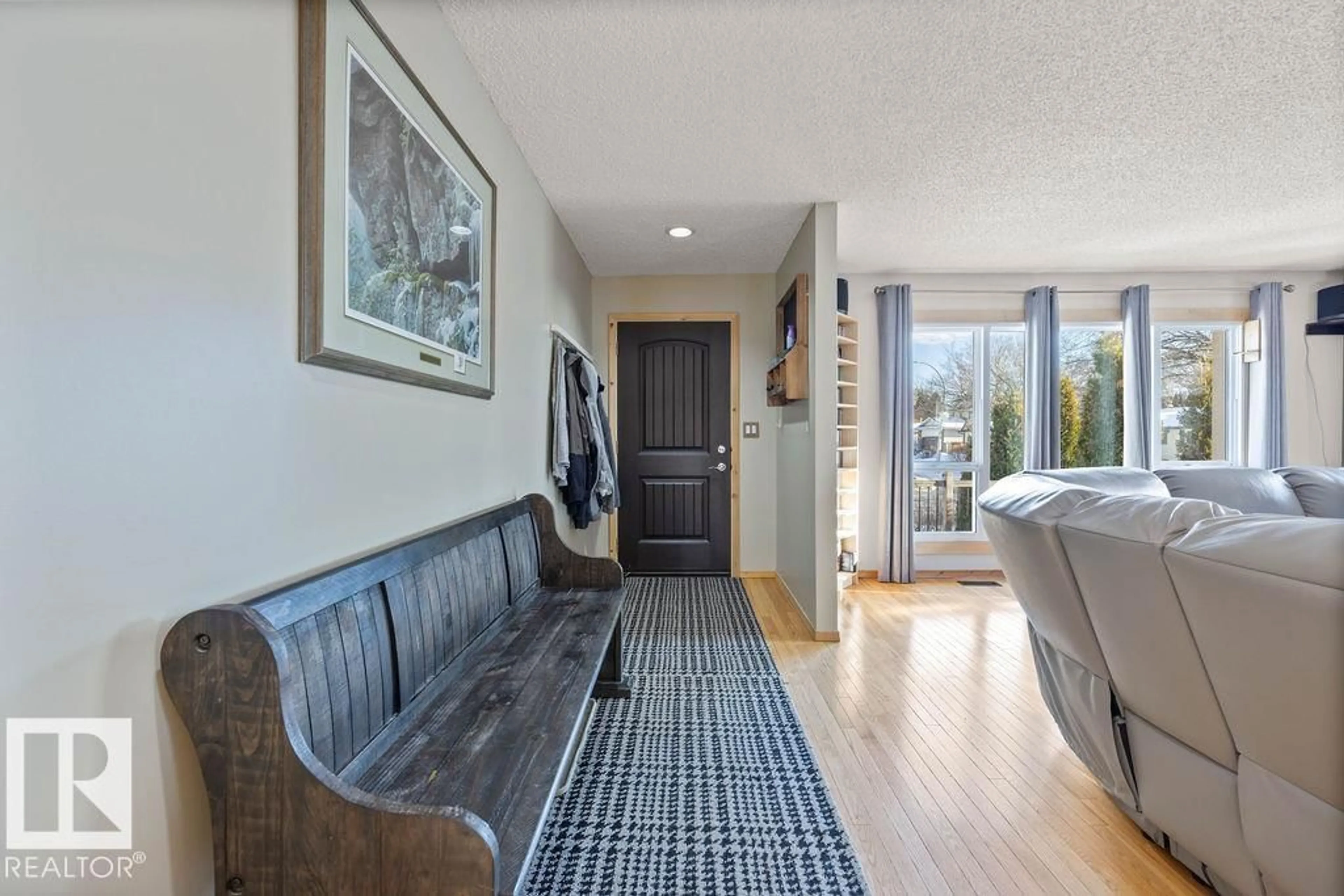 Indoor entryway for 106 WOODBINE RD, Sherwood Park Alberta T8A0R4