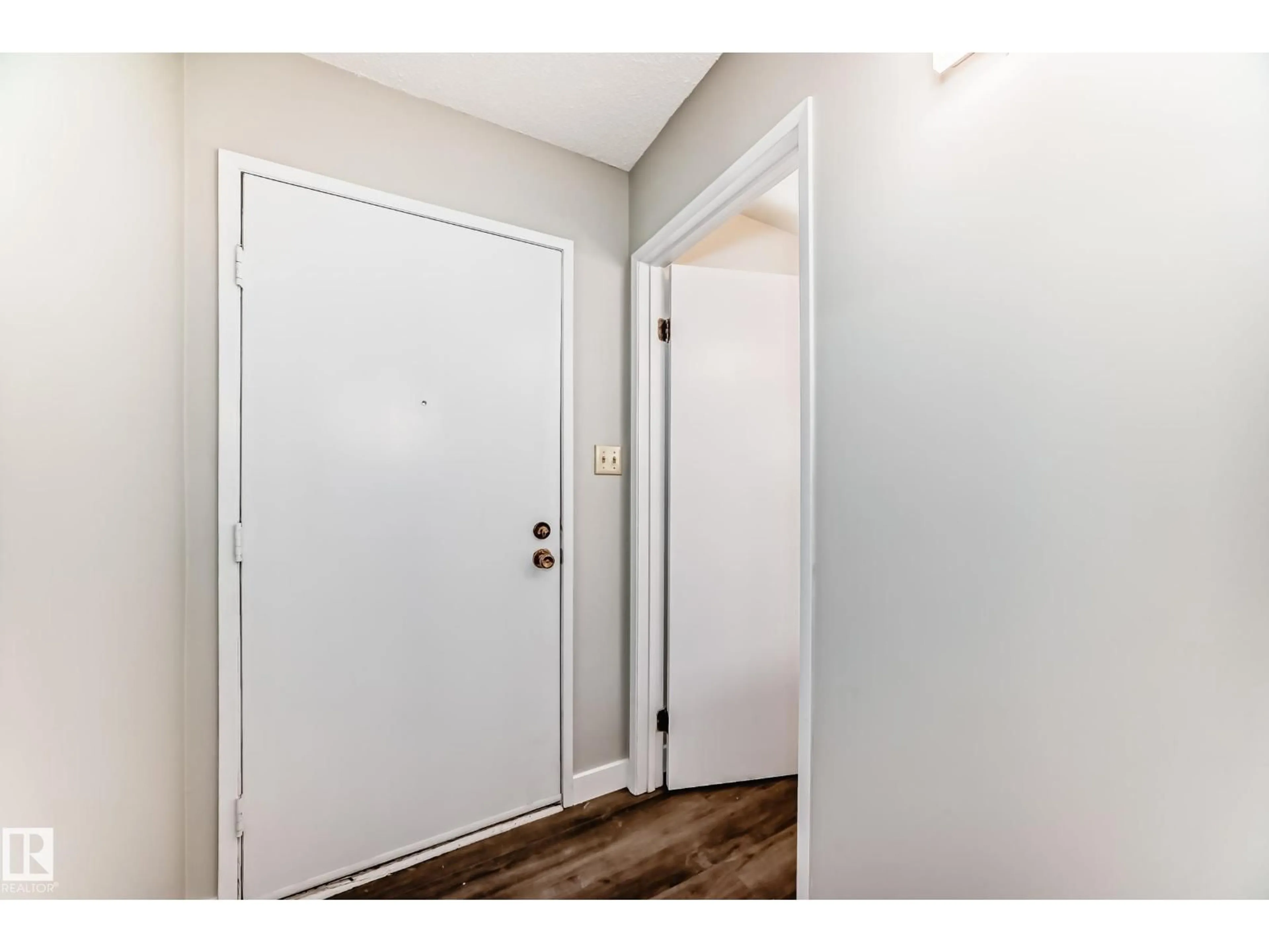 Indoor entryway for 64 - 4610 17 AV NW, Edmonton Alberta T6L5L1