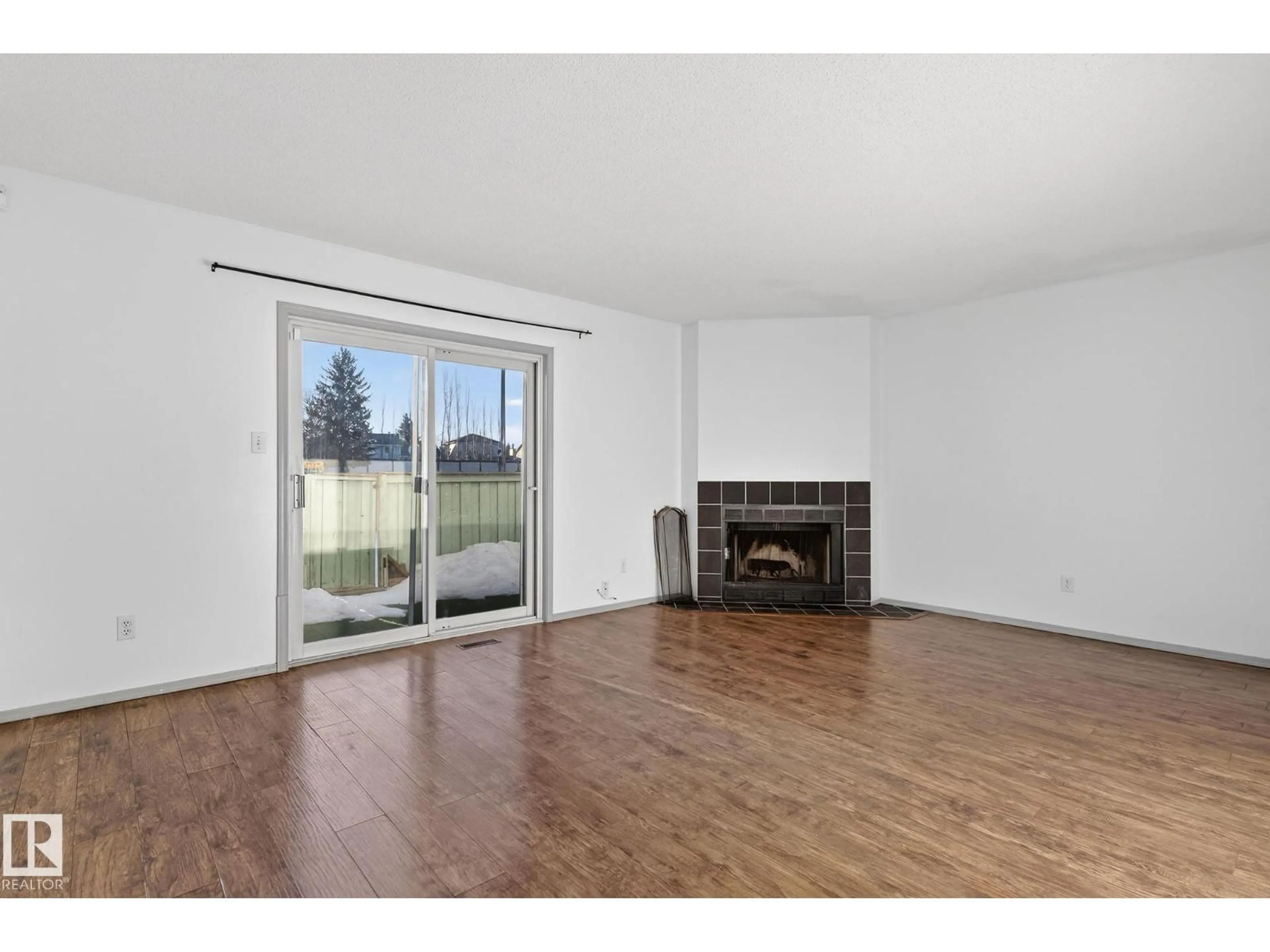 A pic of a room for #6 - 9505 176 NW, Edmonton Alberta T5T5Z4