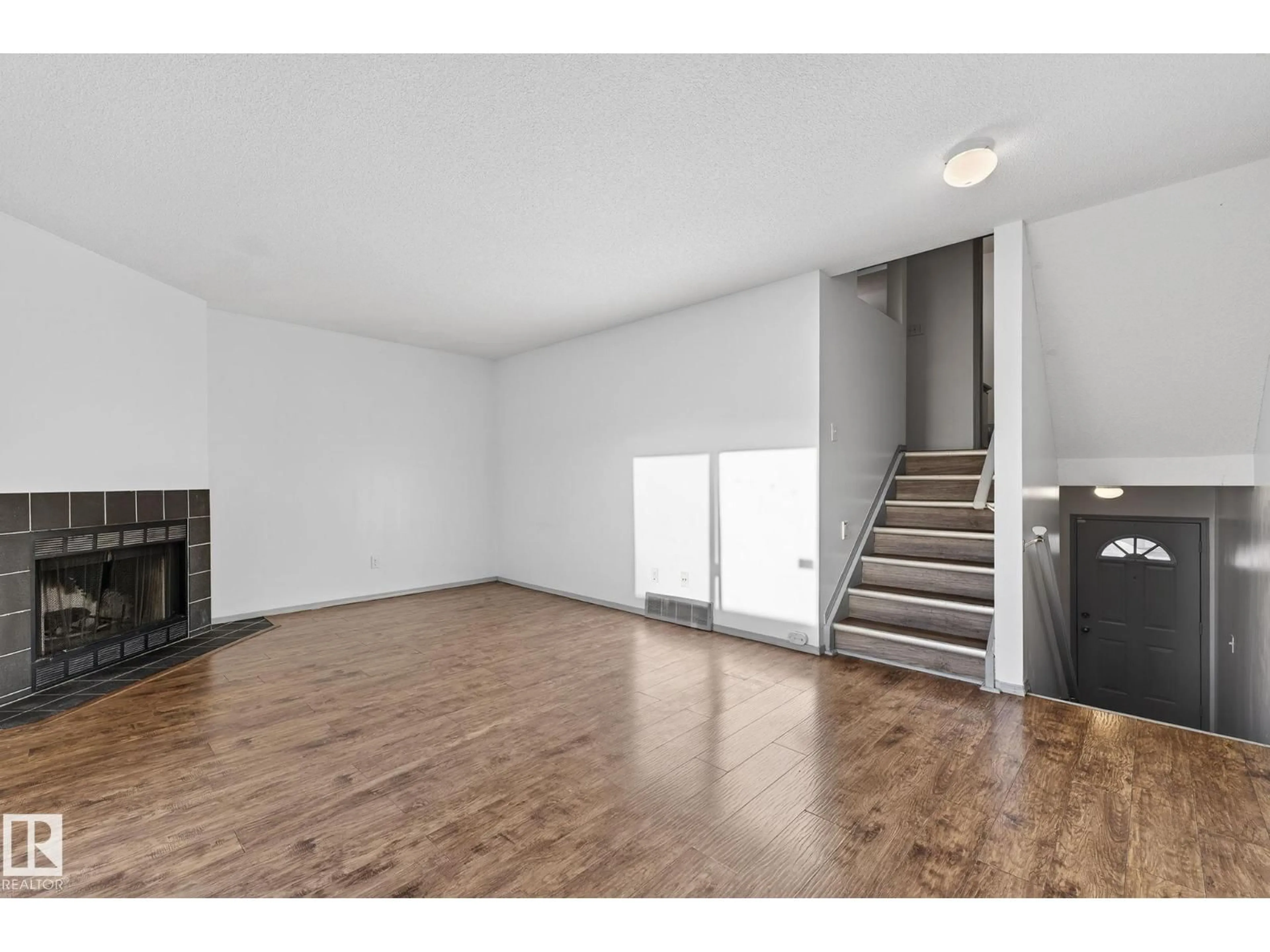 A pic of a room for #6 - 9505 176 NW, Edmonton Alberta T5T5Z4