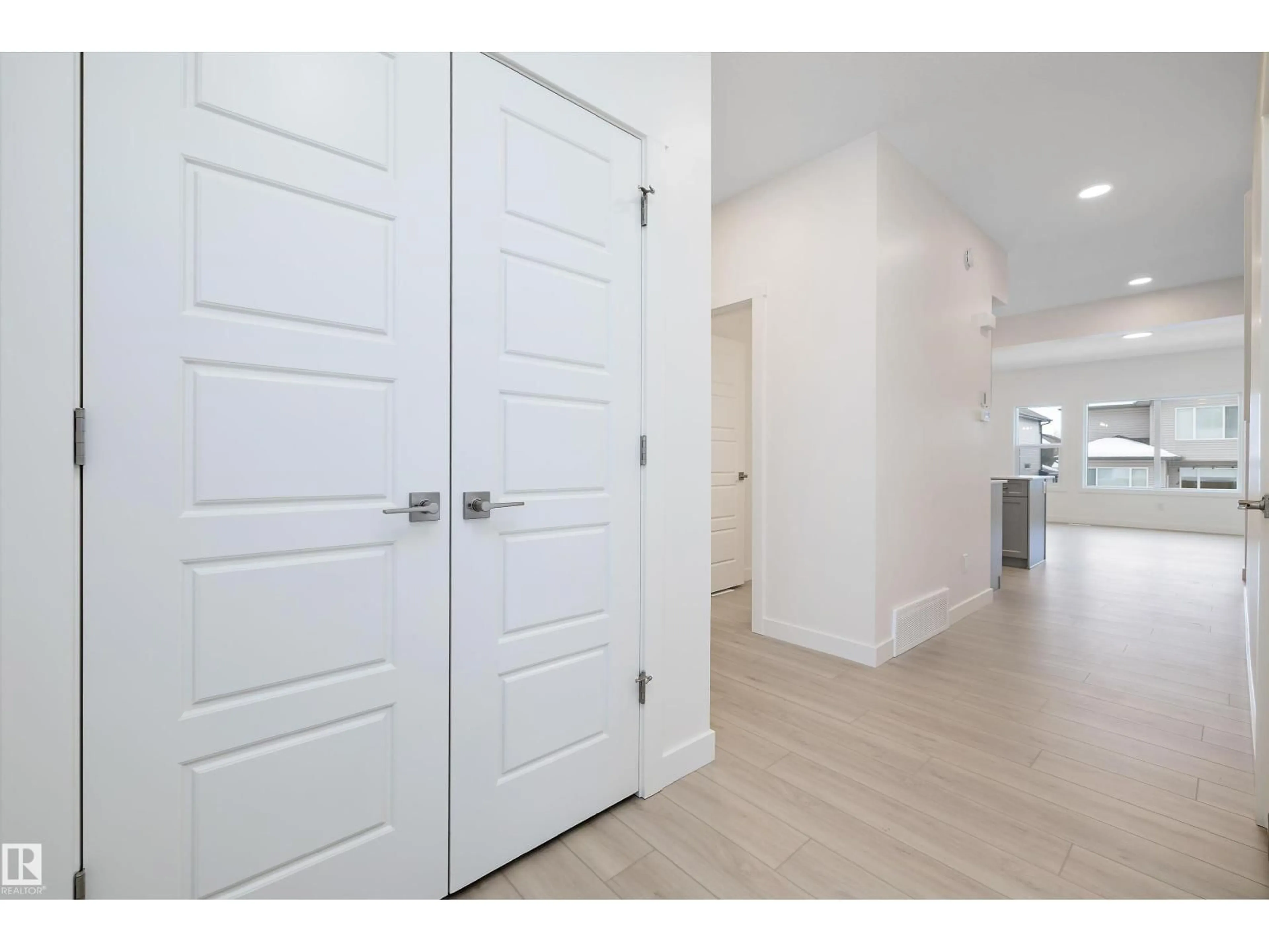 Indoor entryway for 93 SUNLAND WY, Sherwood Park Alberta T8H2Y6