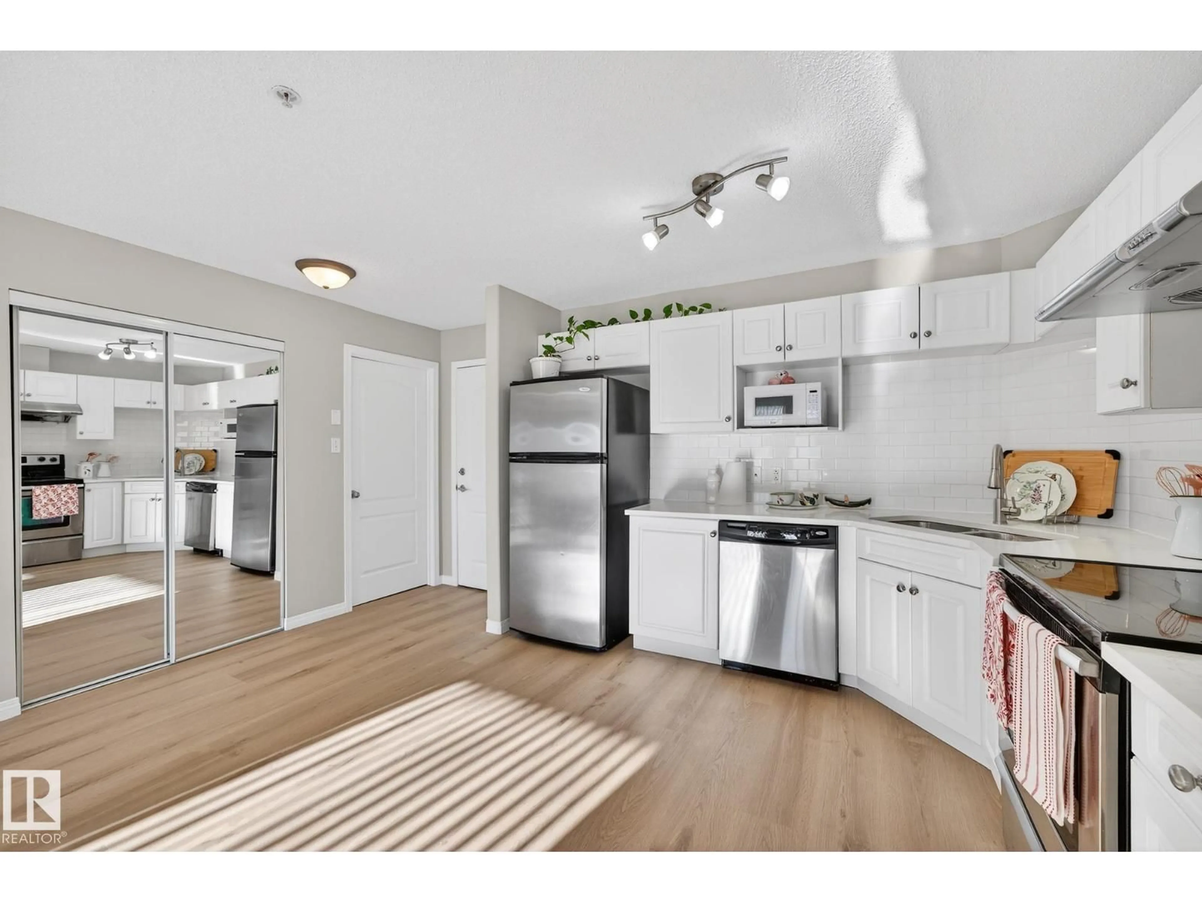 Open concept kitchen, unknown for 7327 - 7126 SOUTH TERWILLEGAR DR, Edmonton Alberta T6R0L8