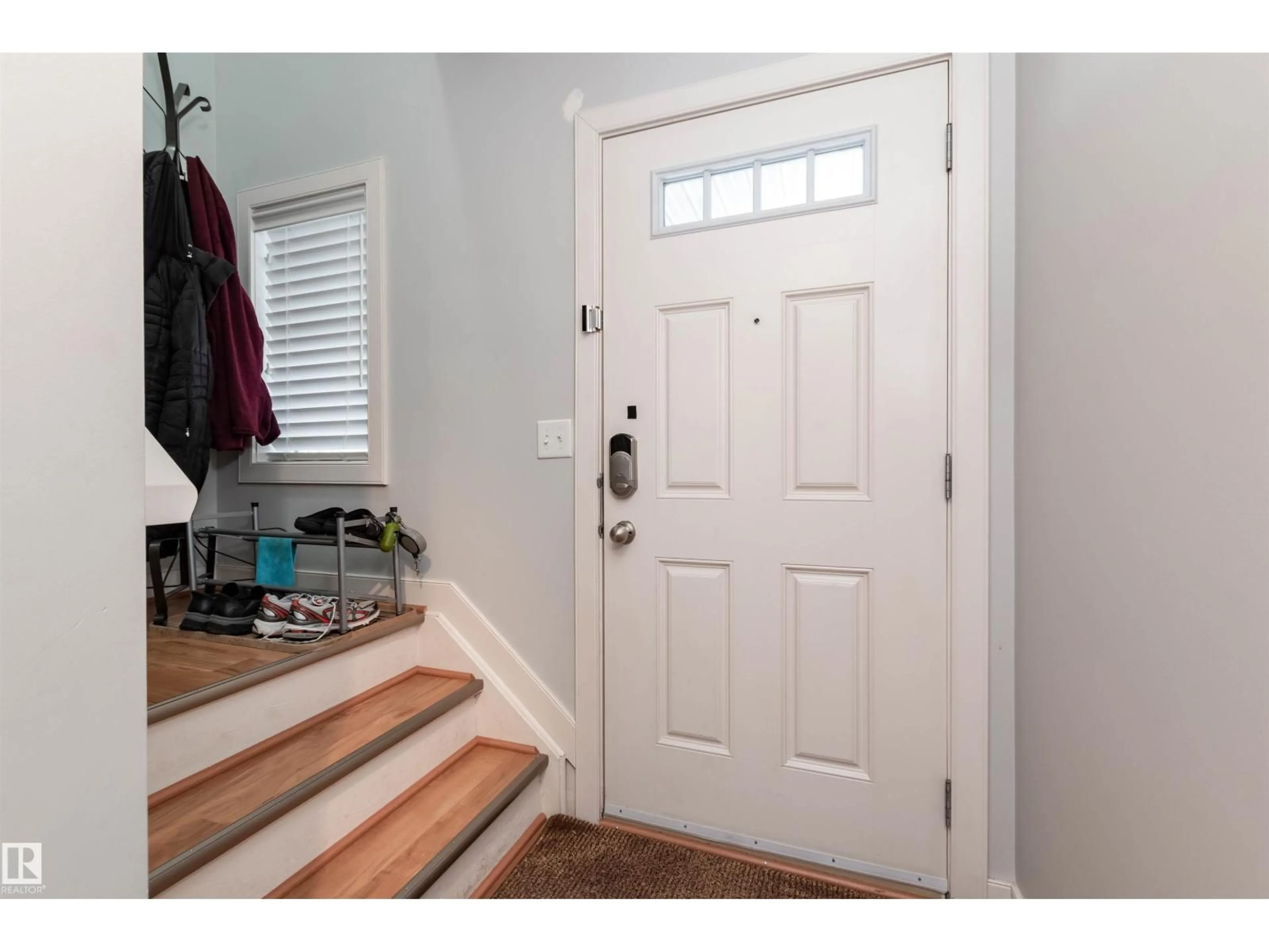 Indoor entryway for 6055 SUNBROOK LD, Sherwood Park Alberta T8H0J6