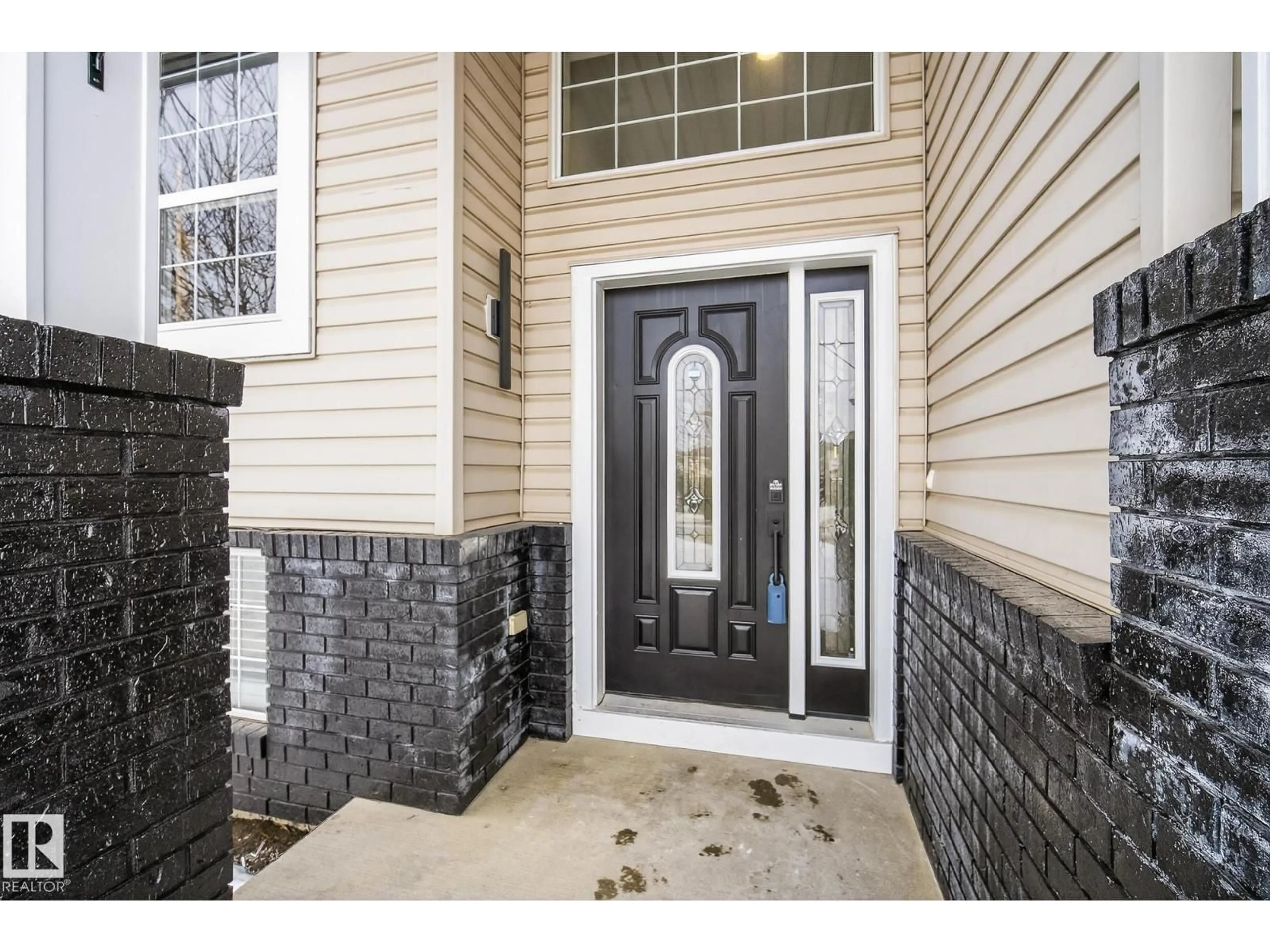 Indoor entryway for 4503 149 AV, Edmonton Alberta T5Y2Y9