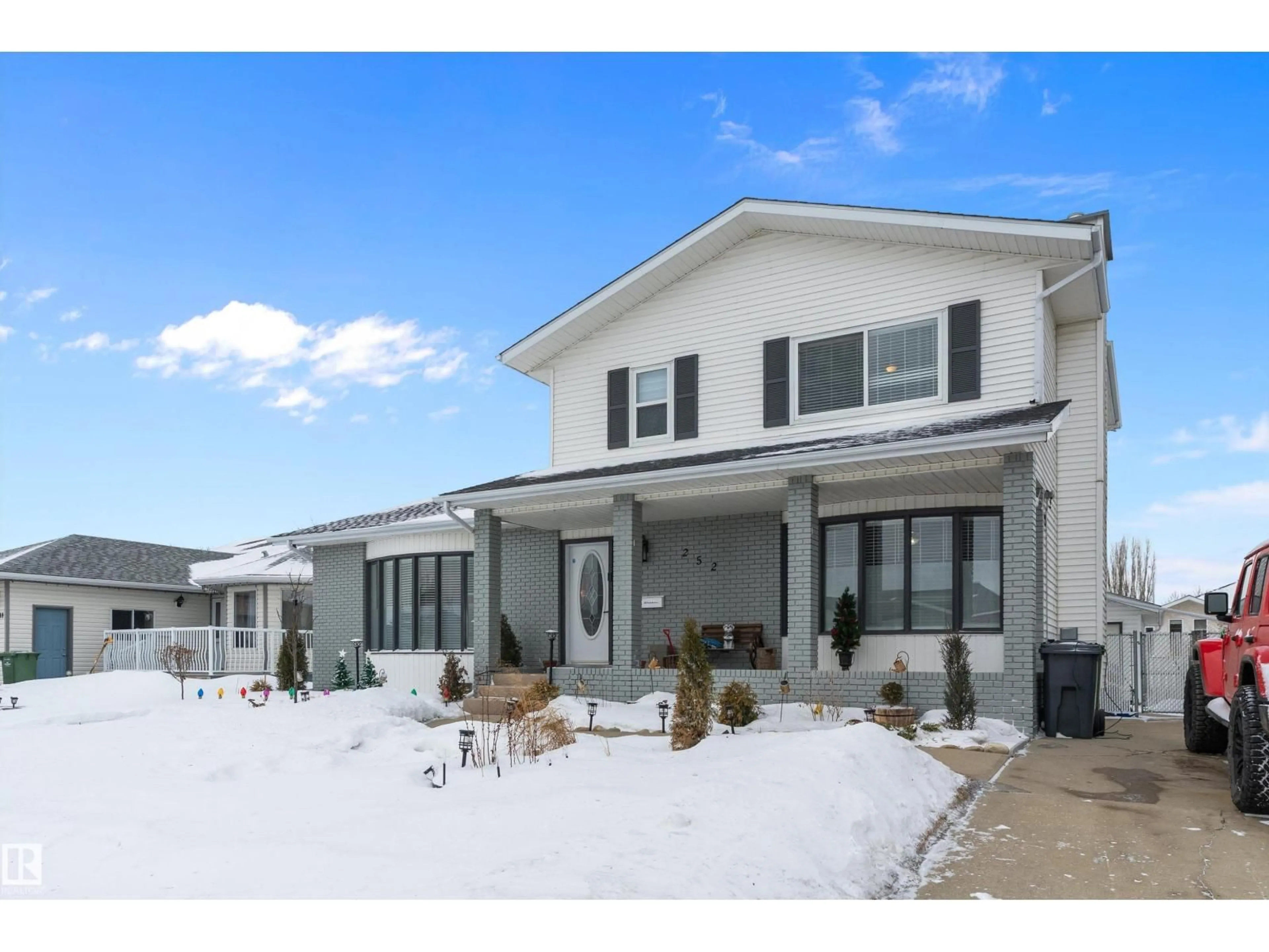 Home with vinyl exterior material, street for 252 PARKSIDE DR, Wetaskiwin Alberta T9A3K2