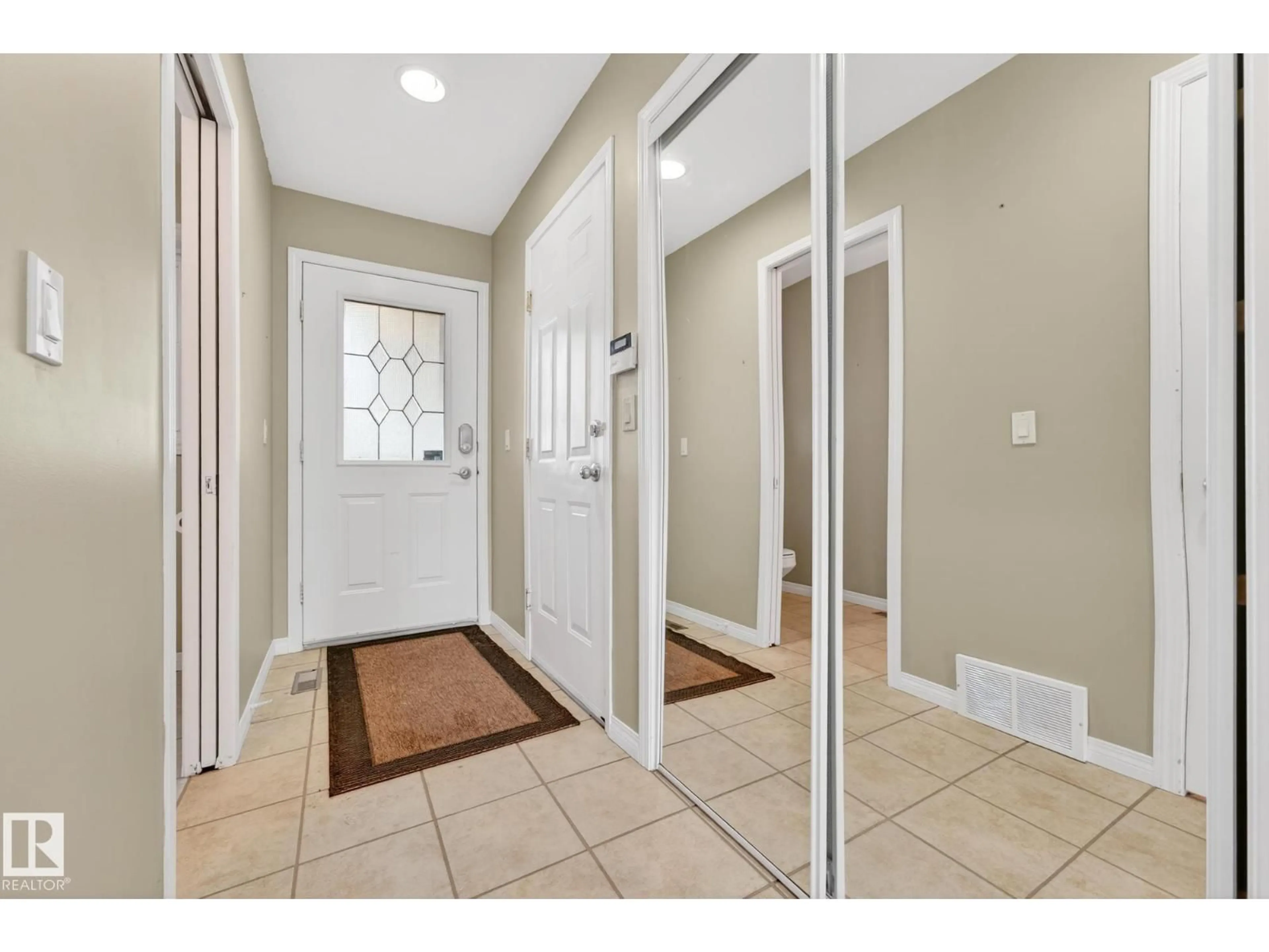 Indoor entryway for 9503 99 ST, Morinville Alberta T8R1T7