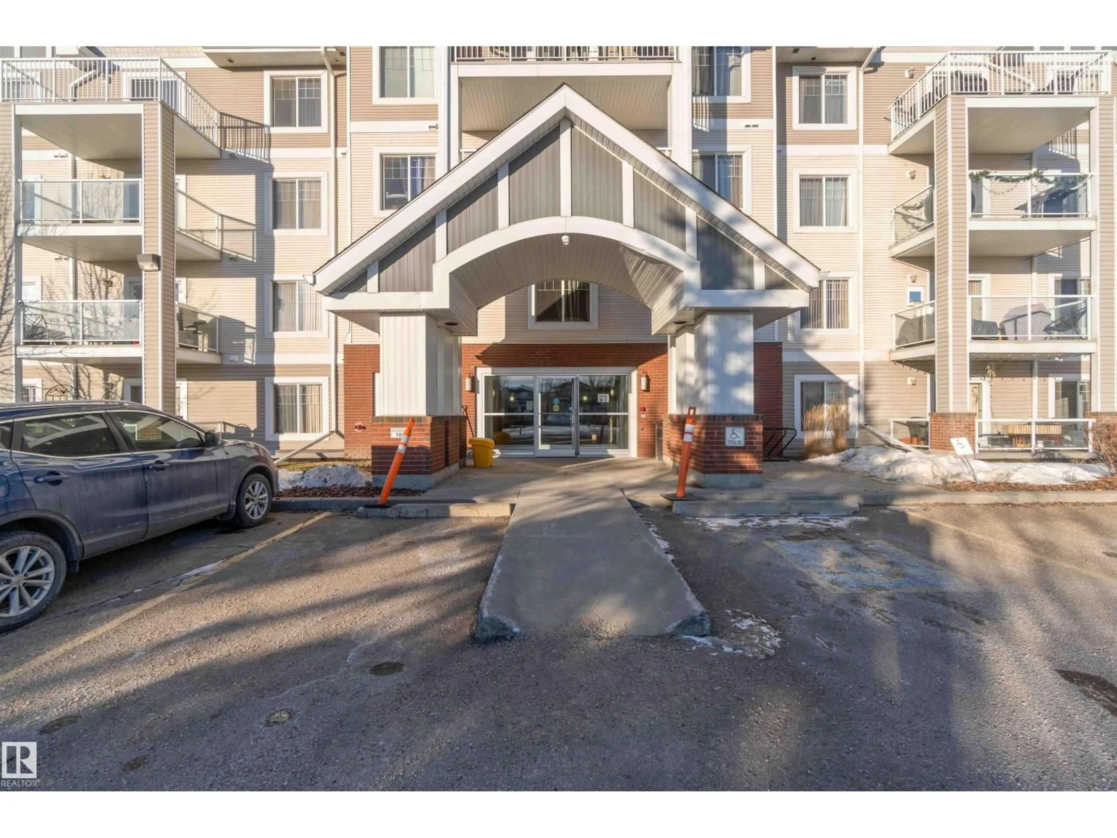 Indoor foyer for 314 13830 150 AV NW, Edmonton Alberta T6V1X2