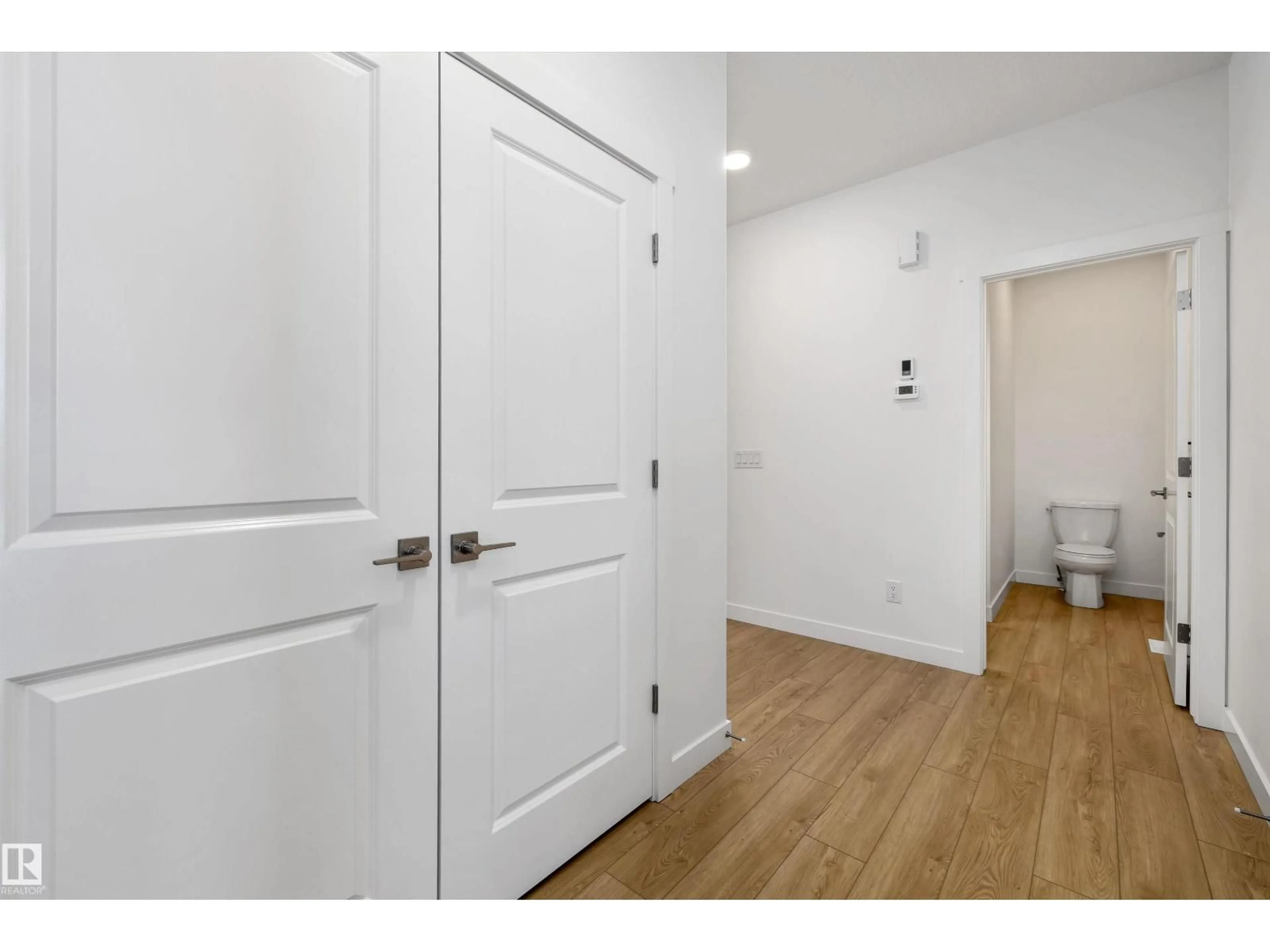 Indoor entryway for 915 19 AV, Edmonton Alberta T6T2X4