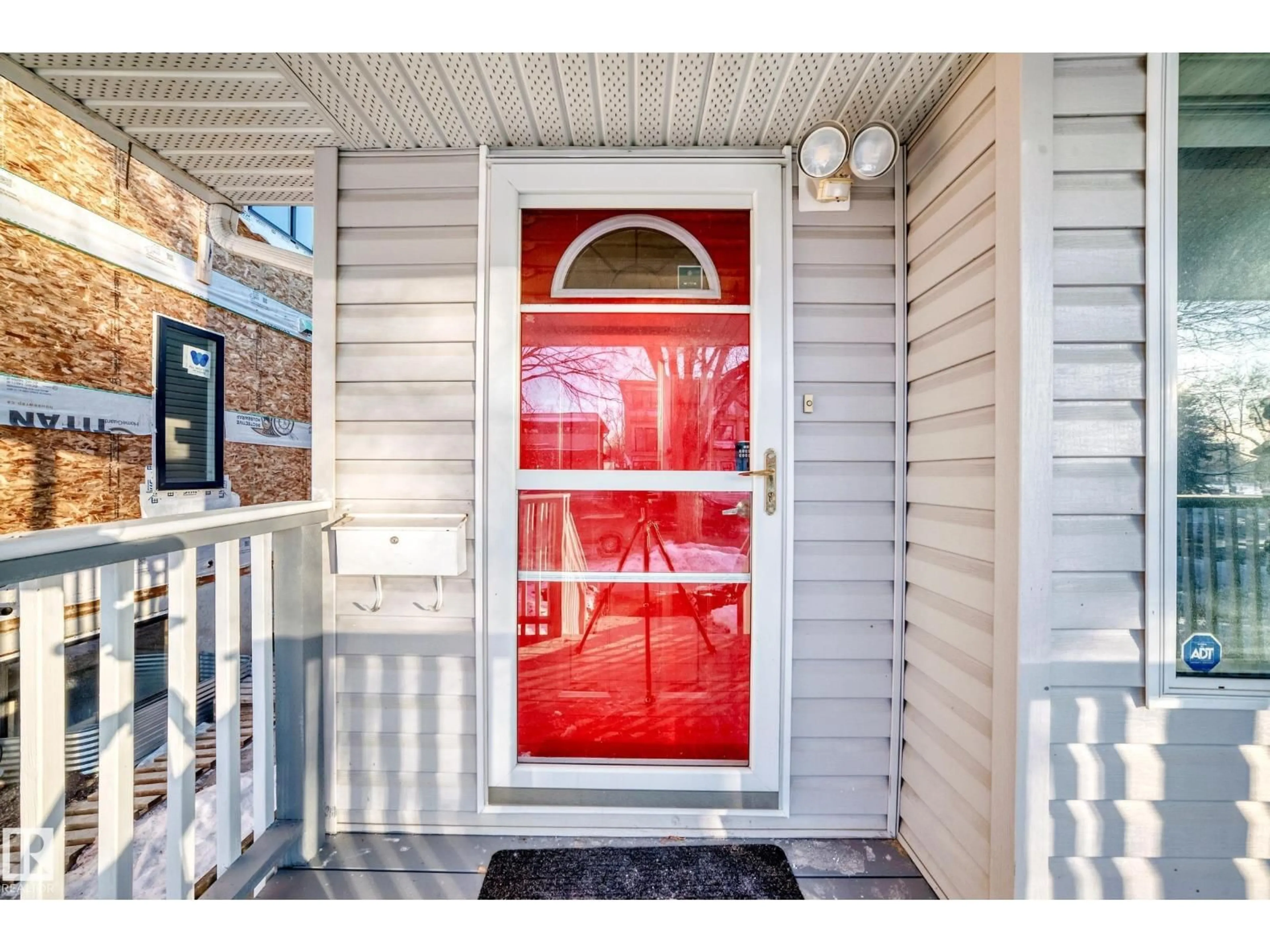 Indoor entryway for 11609 125 ST, Edmonton Alberta T5M0N5