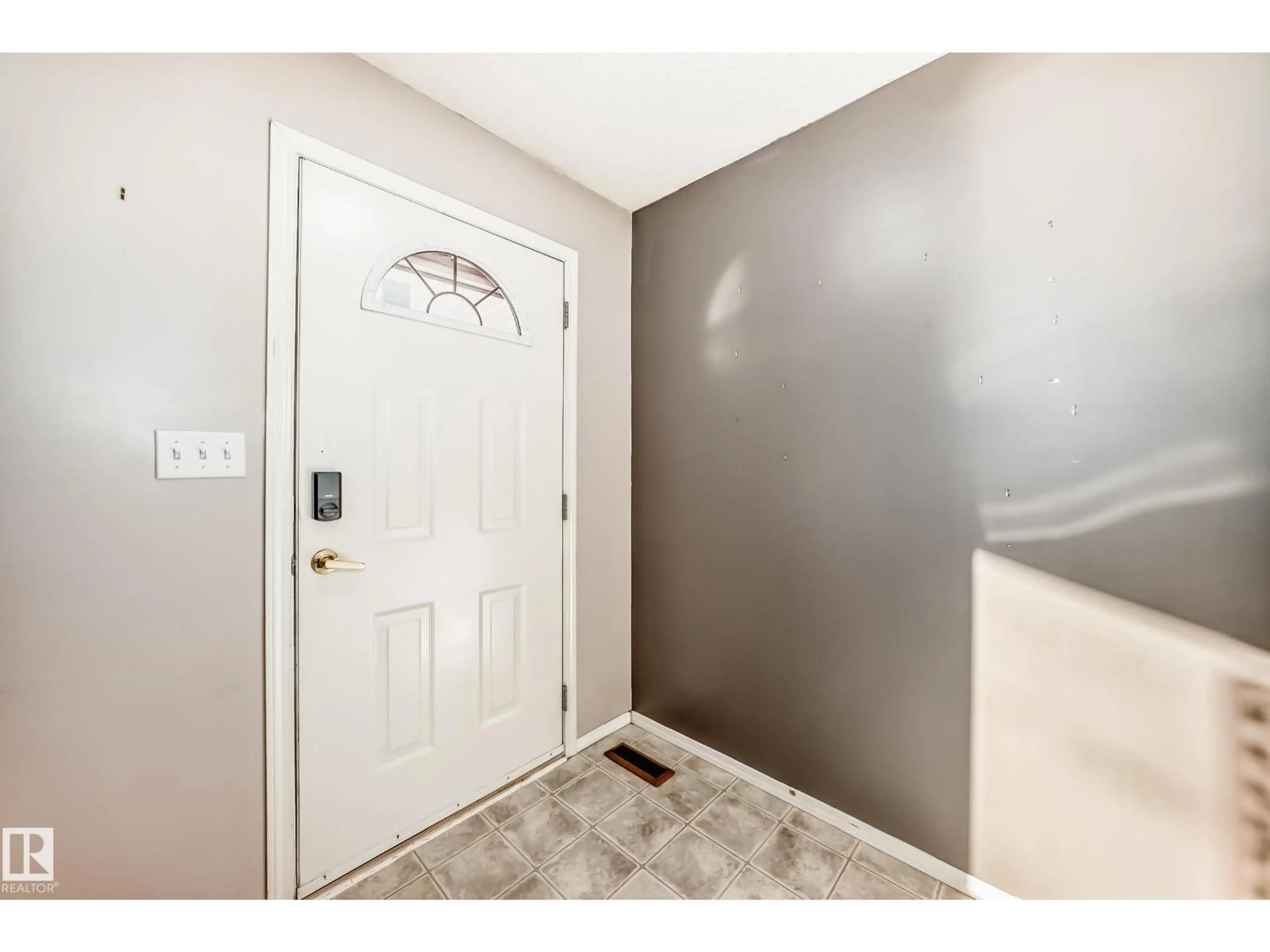 Indoor entryway for 11609 125 ST, Edmonton Alberta T5M0N5