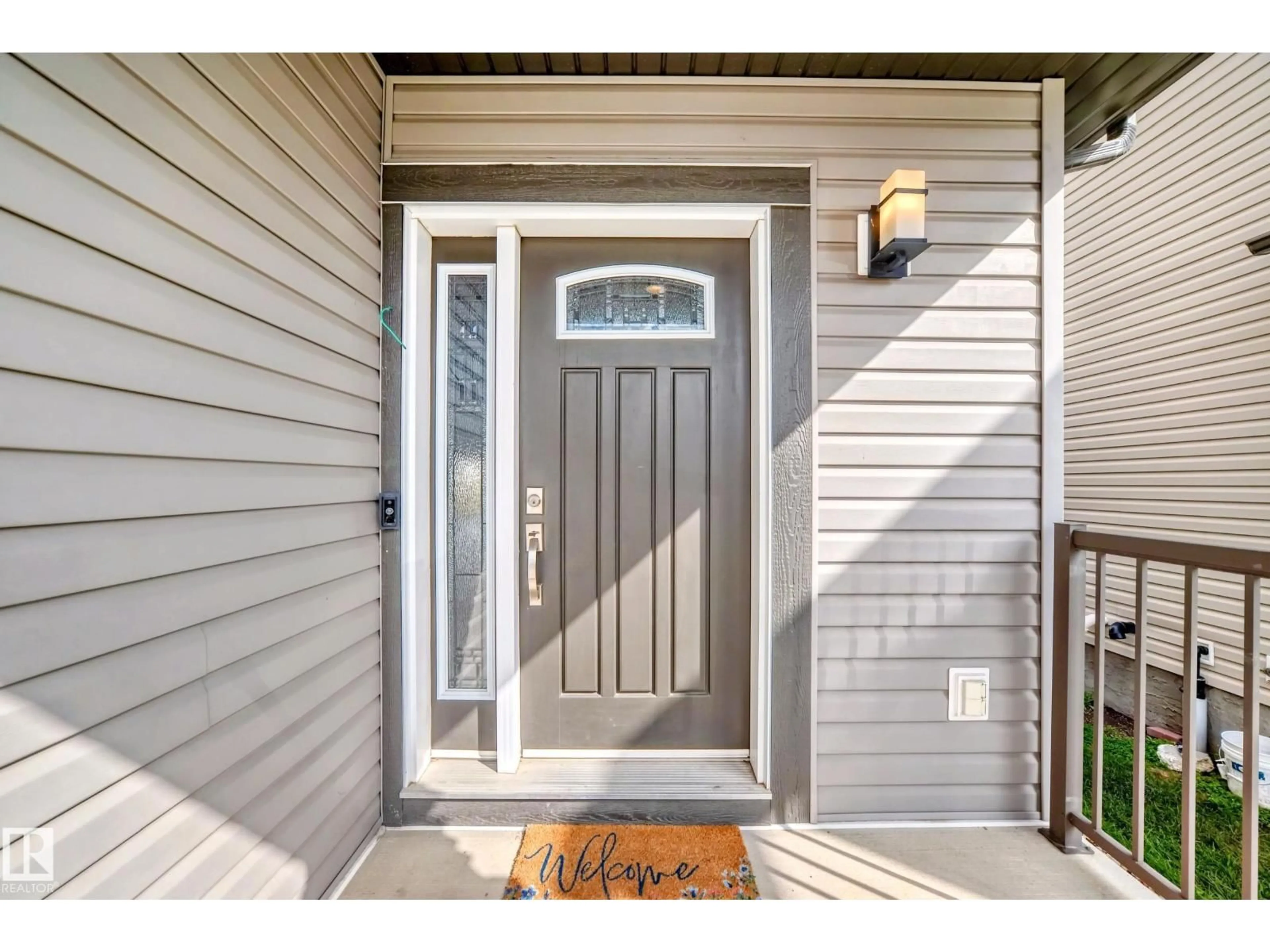Indoor entryway for 1921 33 ST, Edmonton Alberta T6T0L5