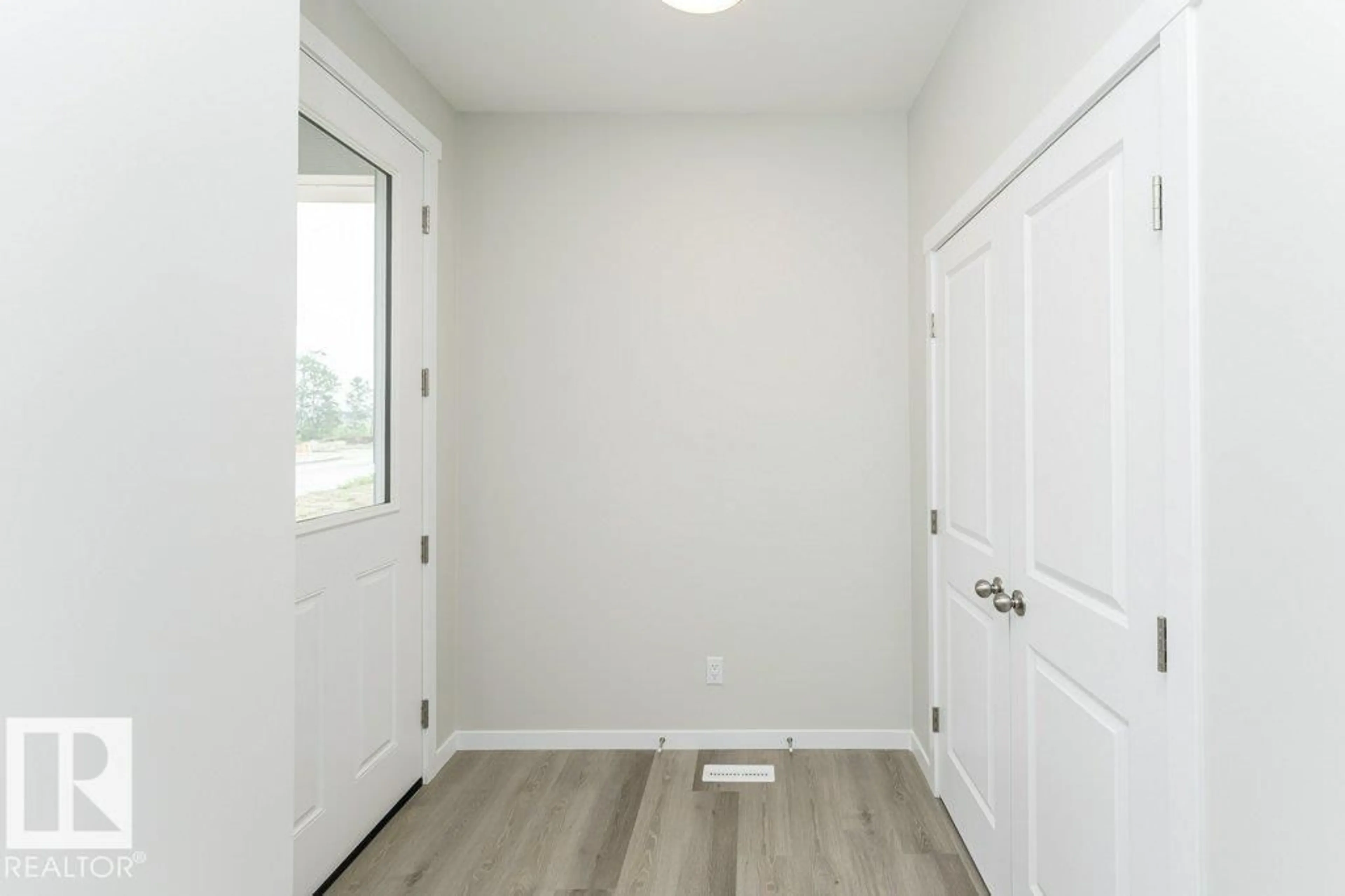 Indoor entryway for 3945 WREN LO NW, Edmonton Alberta T5S0T1