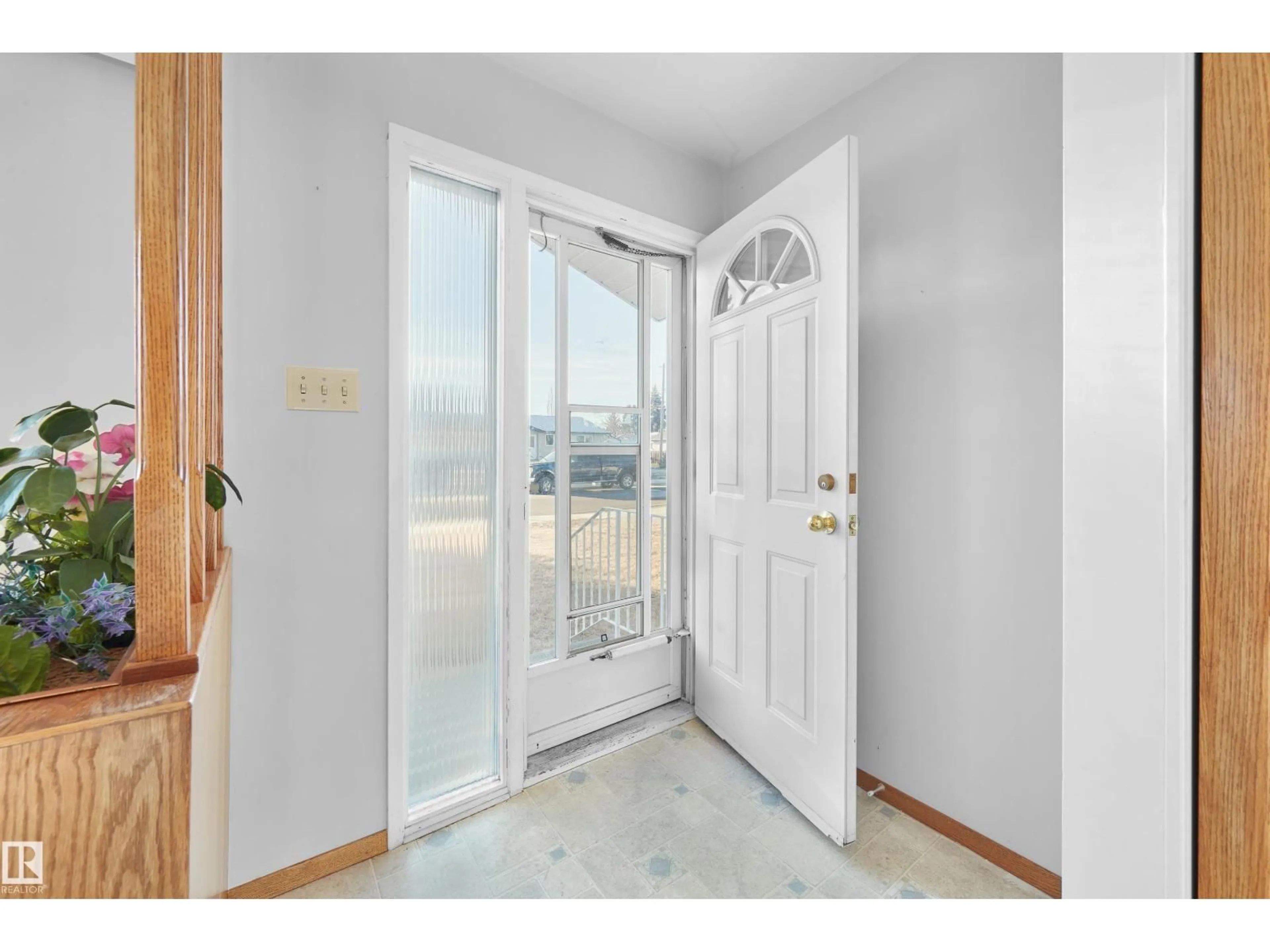 Indoor entryway for 10512 54 AV, Edmonton Alberta T6H0T7